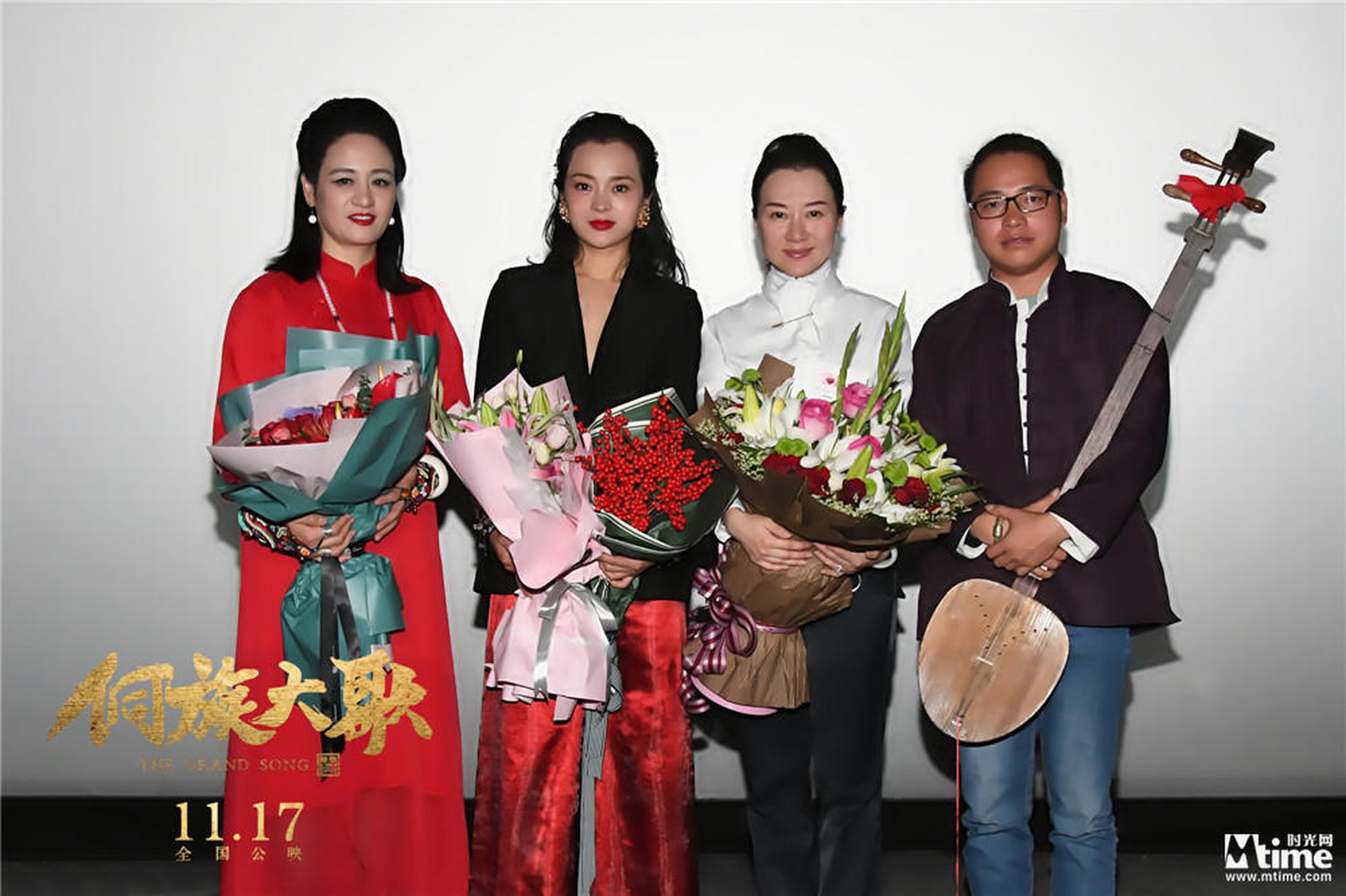 演员王嘉、伍宇娟、王春子、吴良峰合影