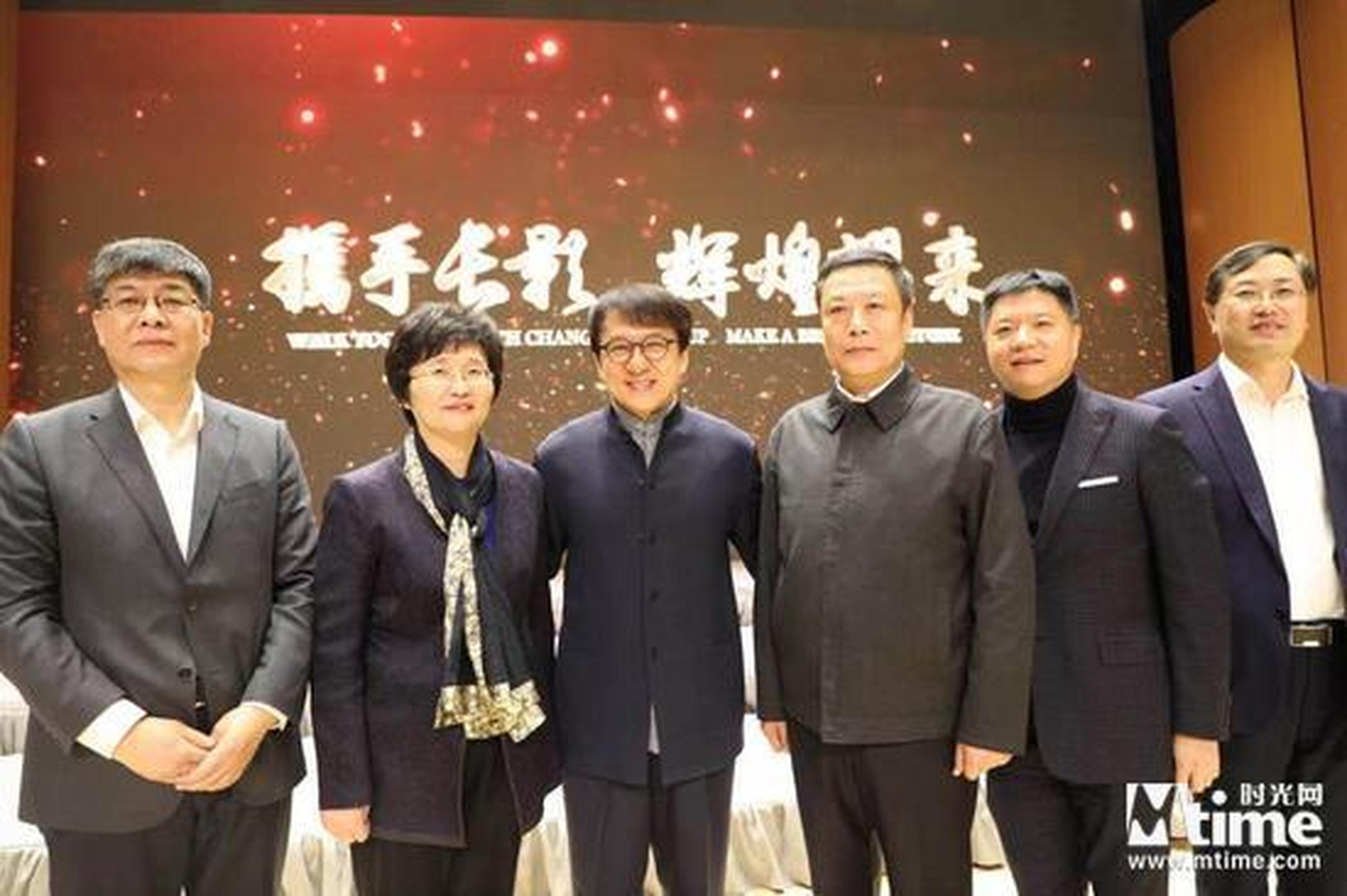 成龙与嘉宾合影