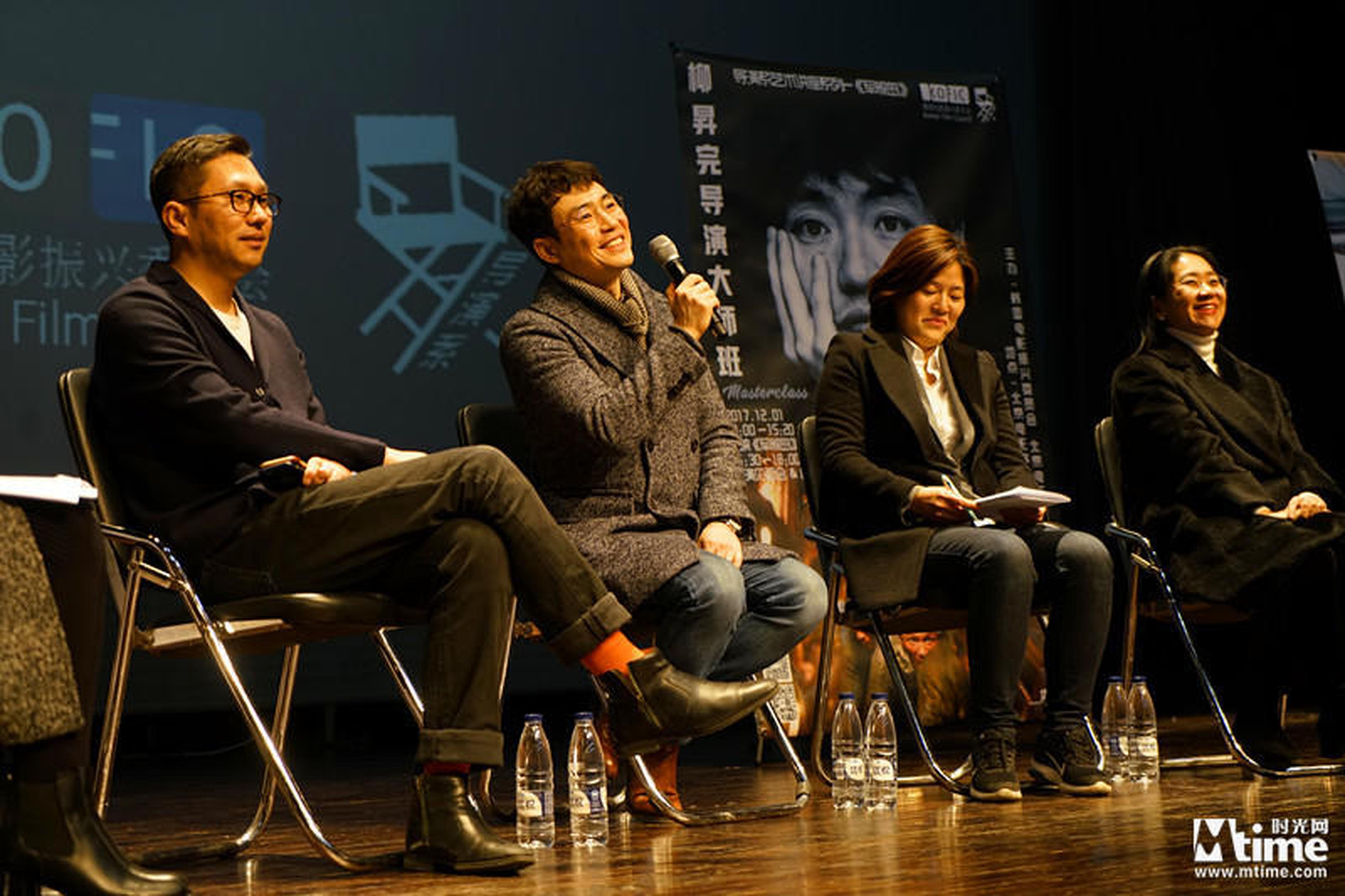 左起：主持人阿郎、柳昇完导演、韩国电影振兴委员会代表金妼贞、制片人姜慧定