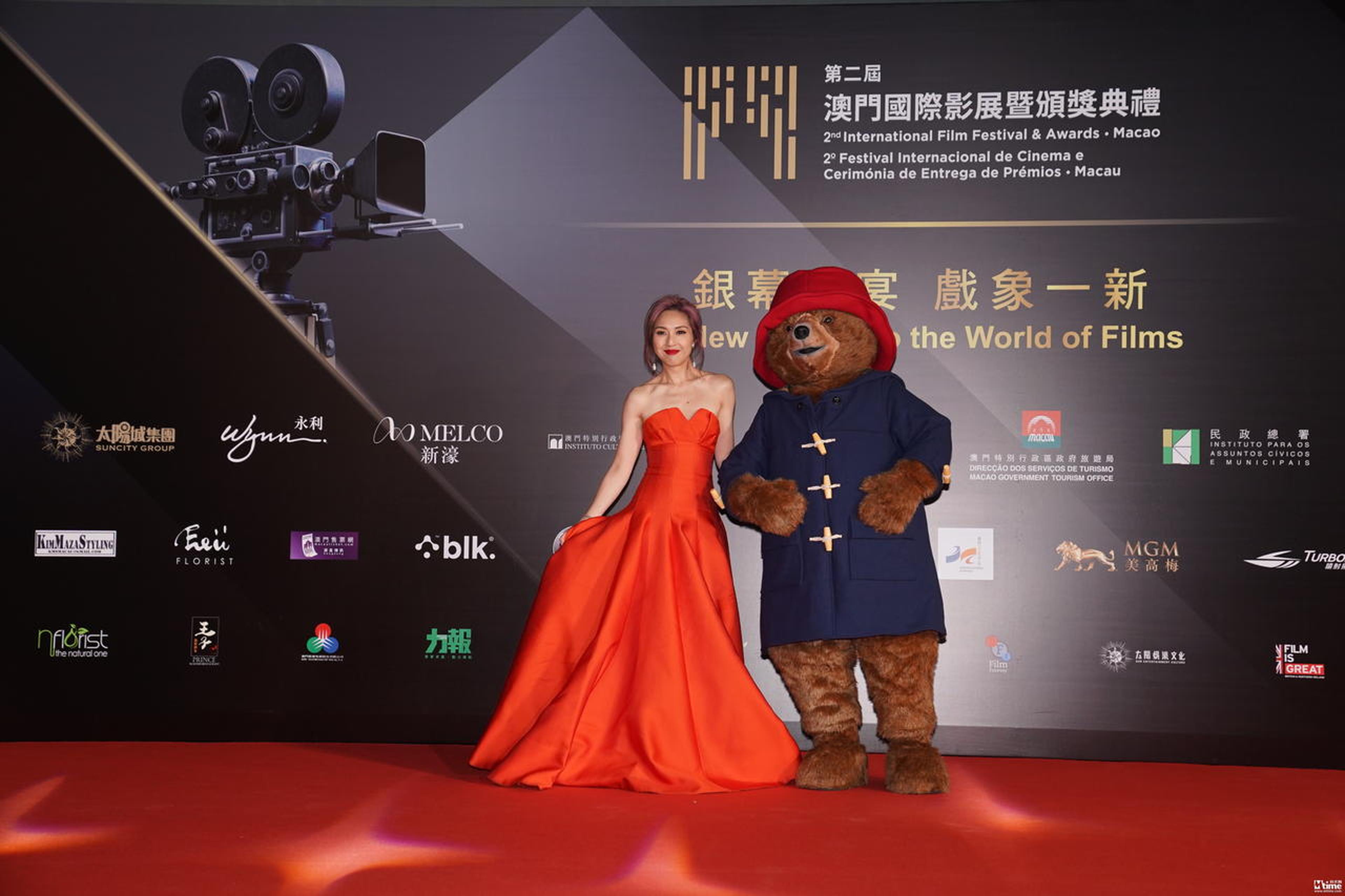 明星大使杨千嬅和帕丁顿熊亮相开幕红毯