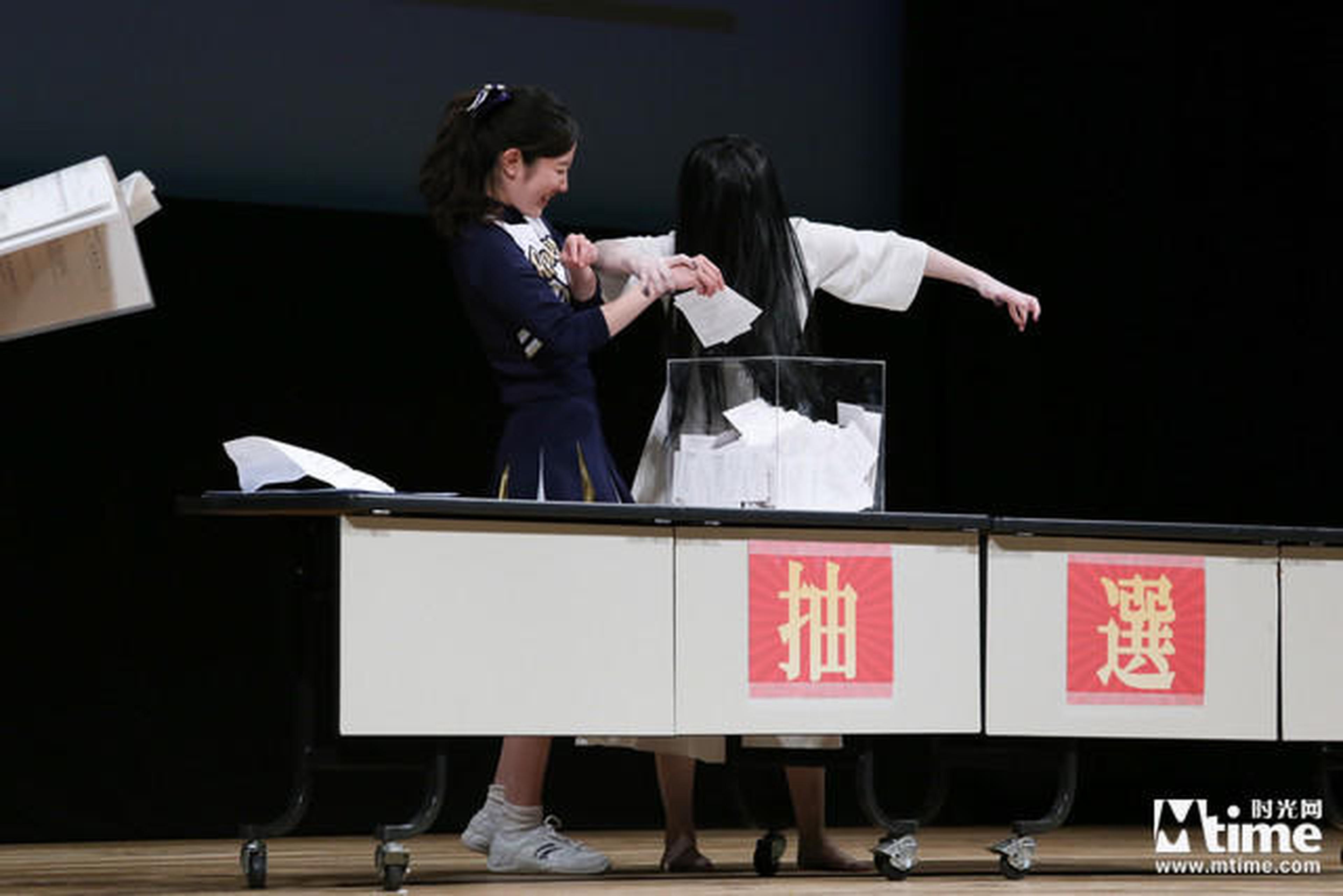 贞子在台上