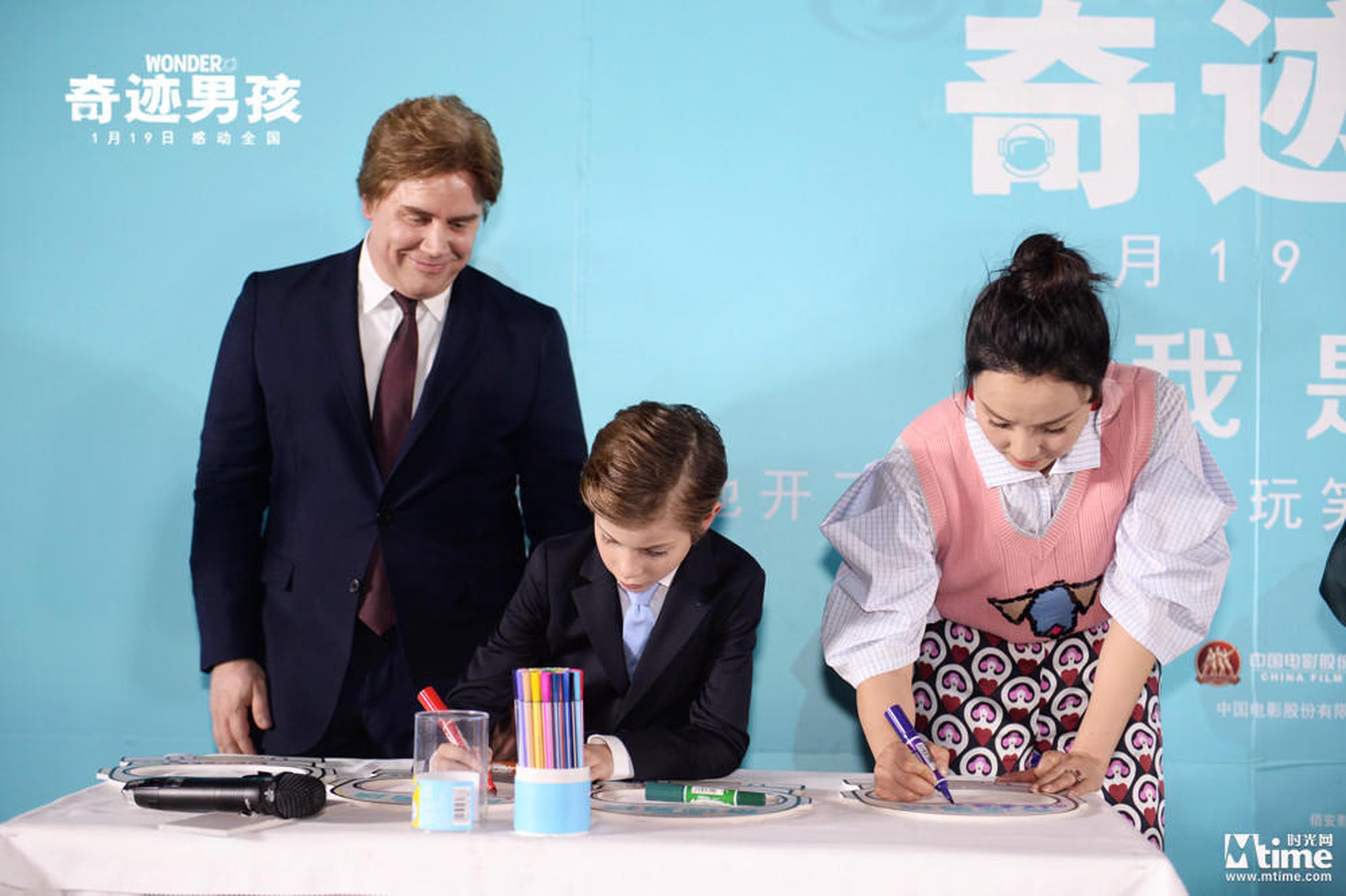 雅各布同导演陶虹书写祝福