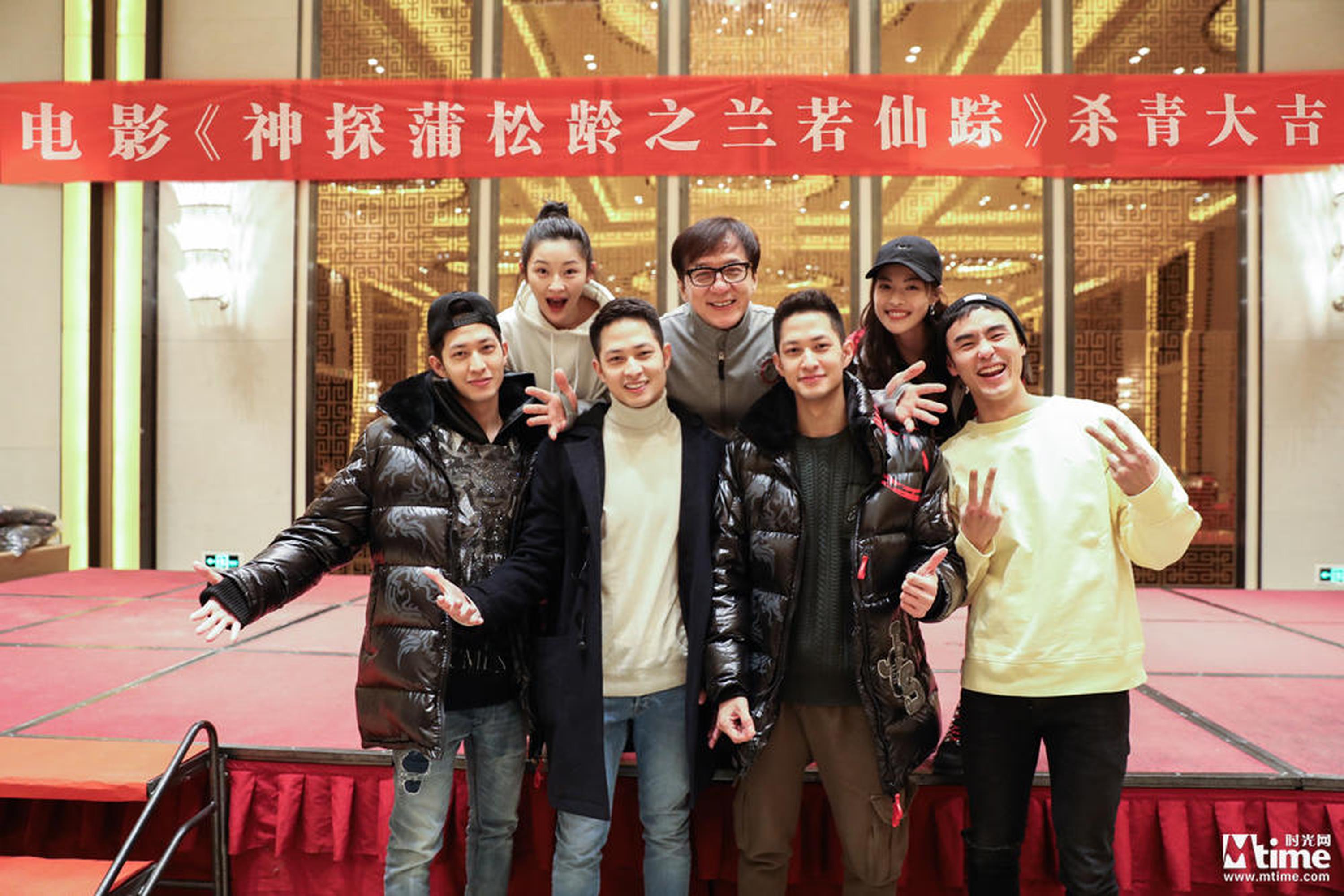 成龙和剧组工作人员合影