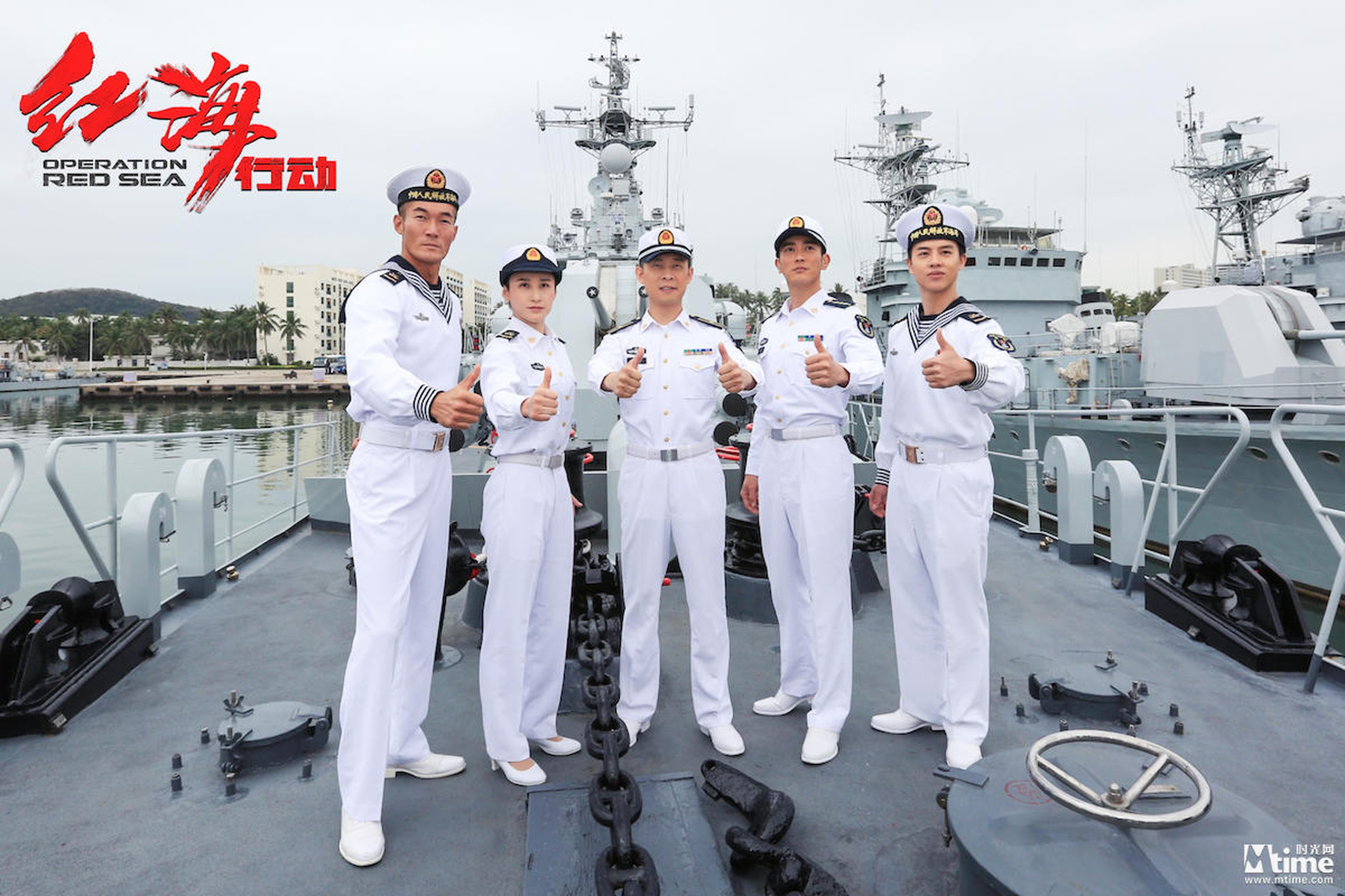 张译和杜江等《红海行动》主创舰上合影