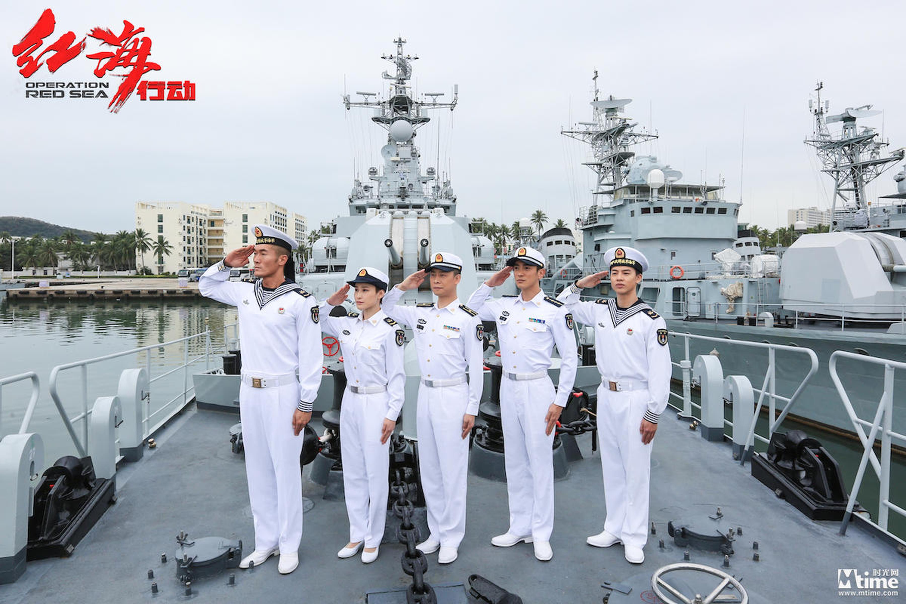 《红海行动》主创舰上敬军礼
