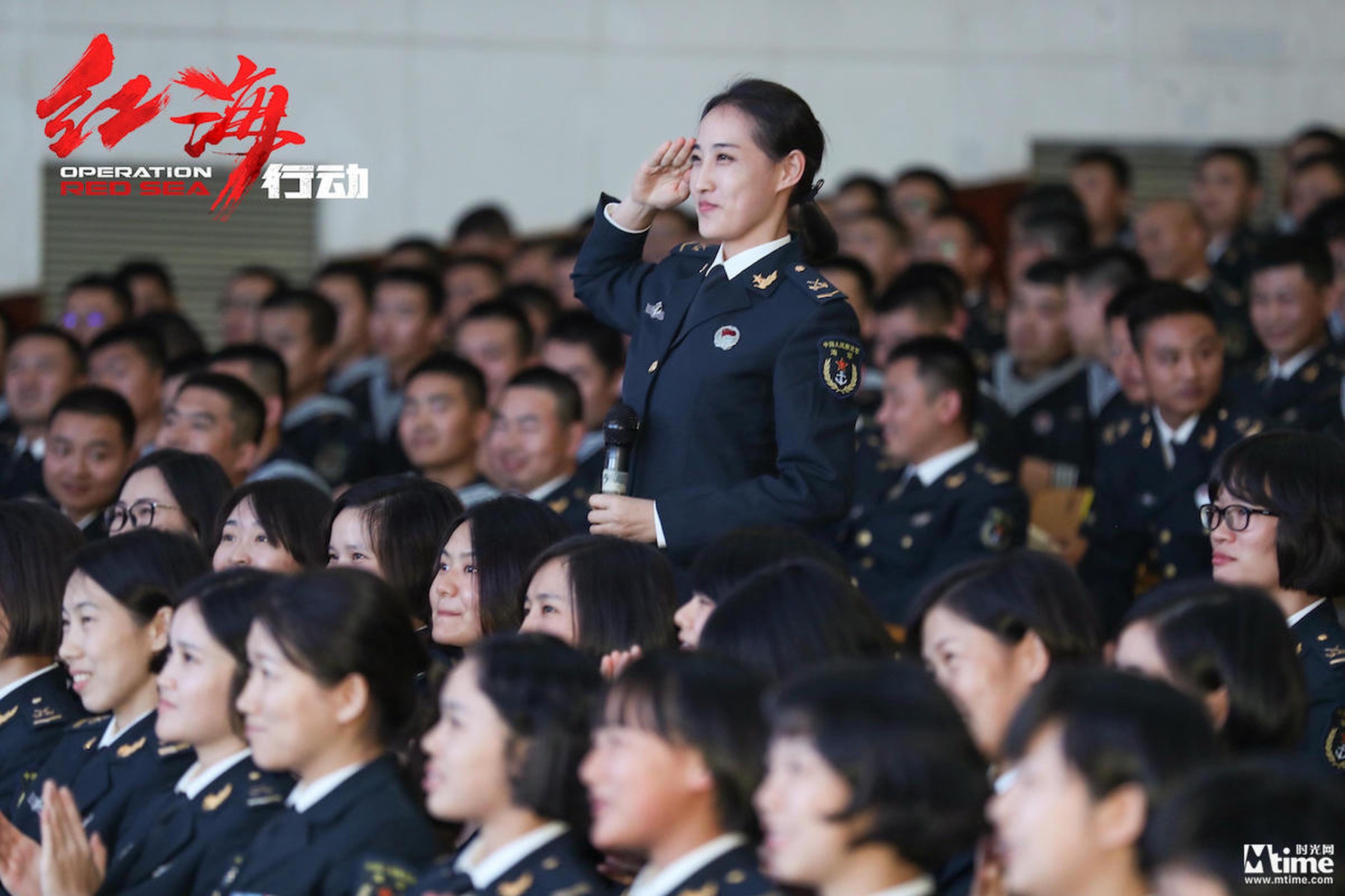 海军女兵致谢蒋璐霞展现女军风采