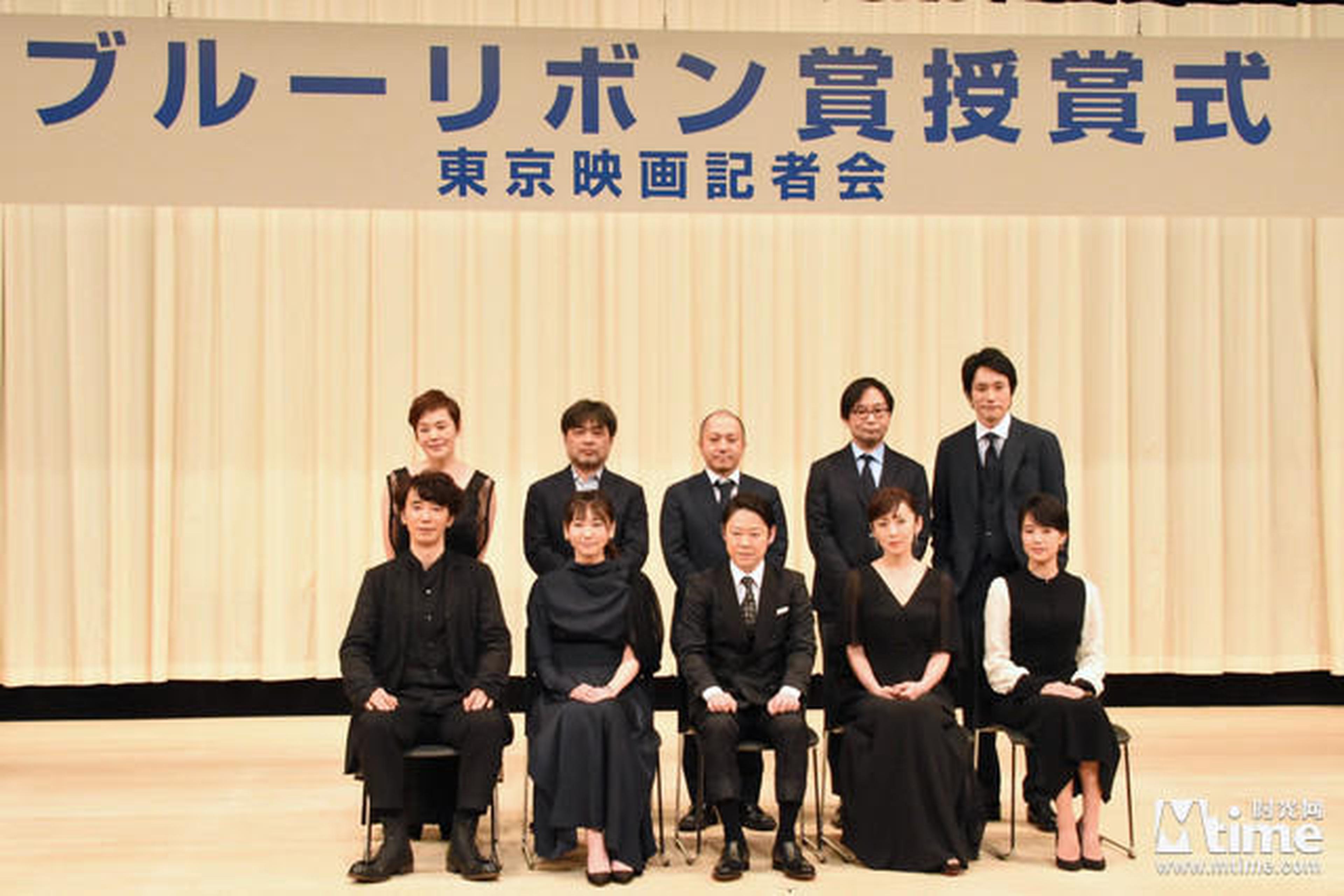 新垣结衣与阿部隆史、松山研一、中山裕介、大竹忍、岸善幸、石桥静河、齐藤由贵等登台嘉宾合影