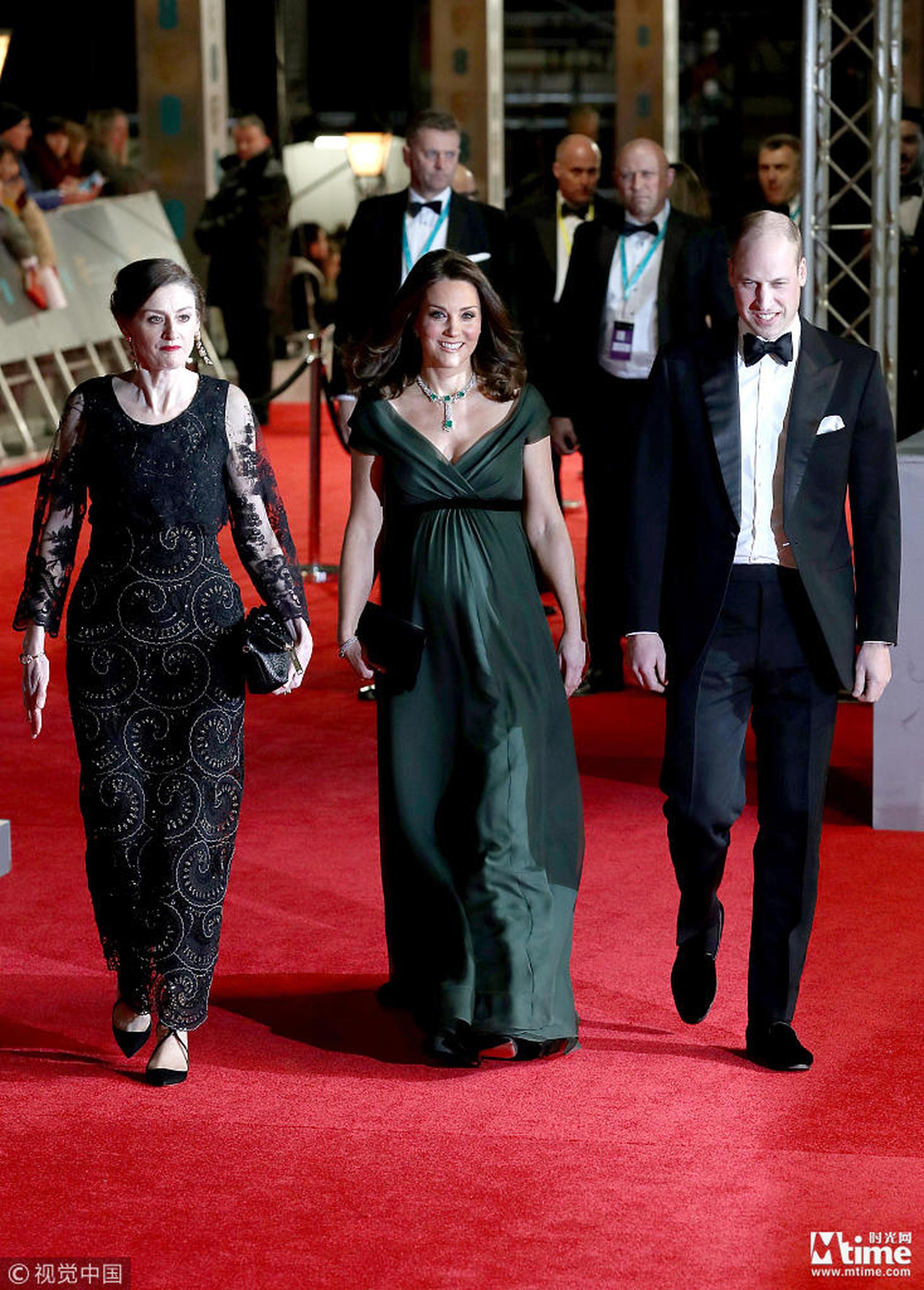 电影节主席陪同英国王子王妃走红毯