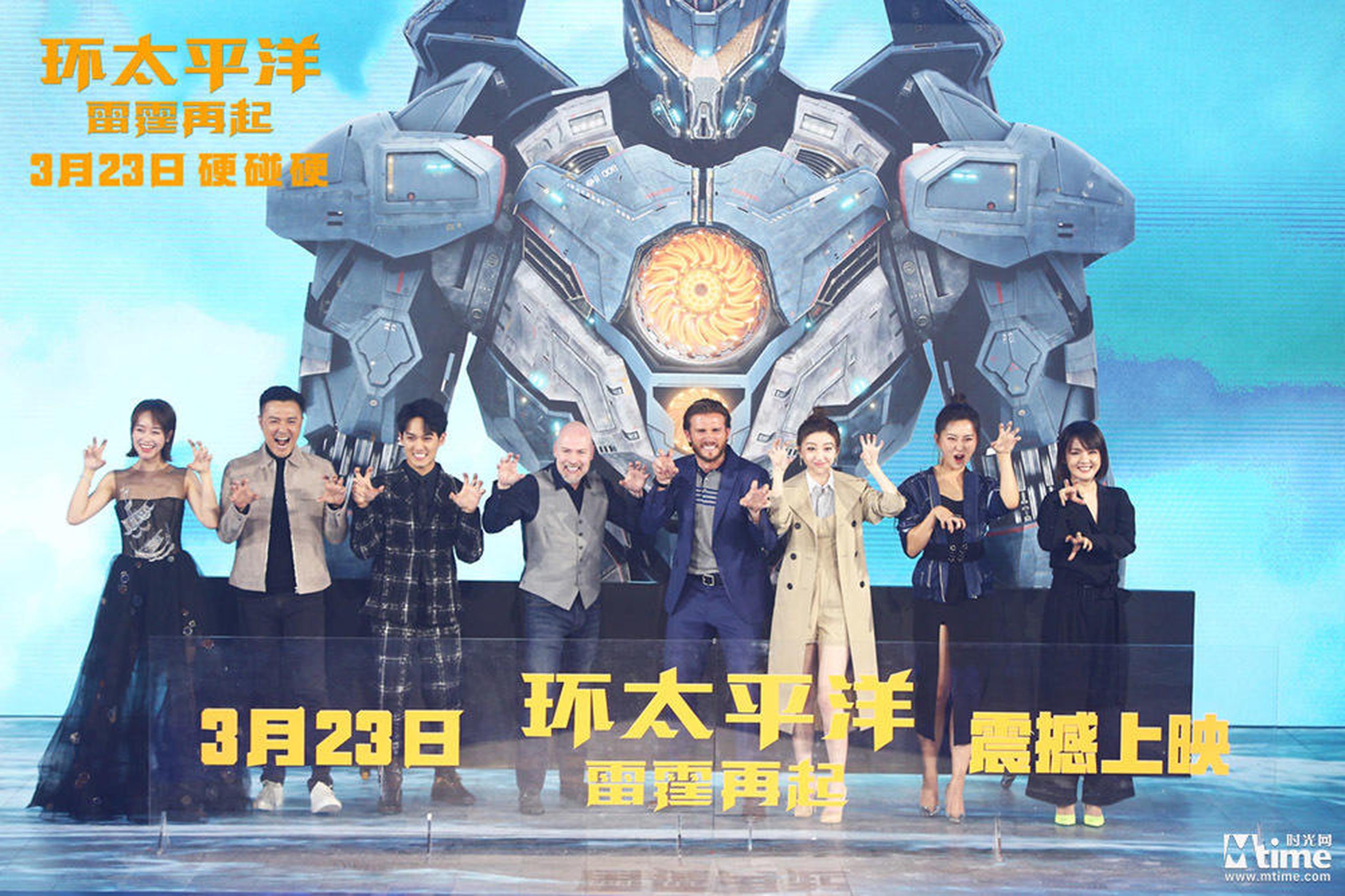 全体主创化身“怪兽”搞怪合影