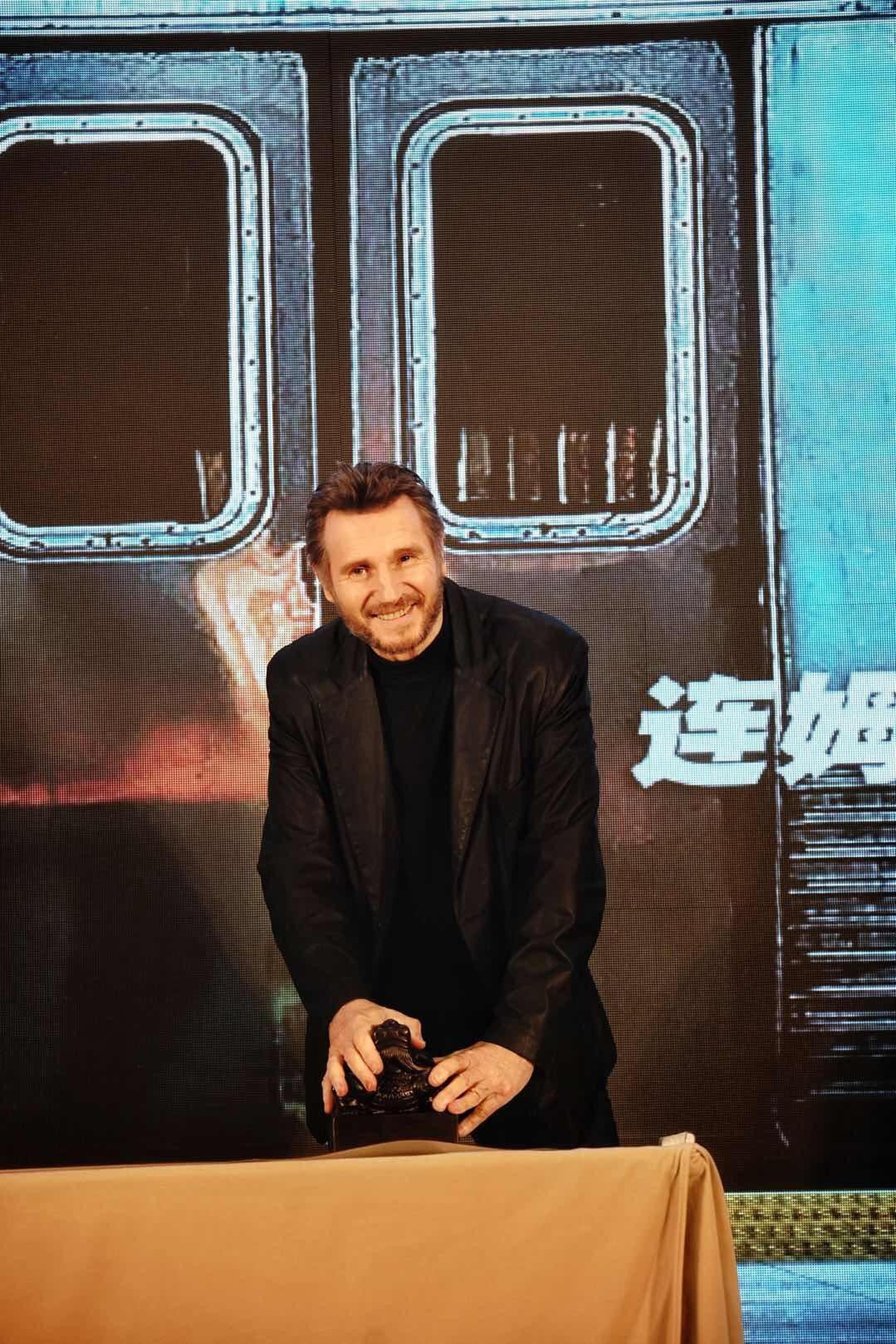 连姆·尼森盖下印章开启‘通勤’之路