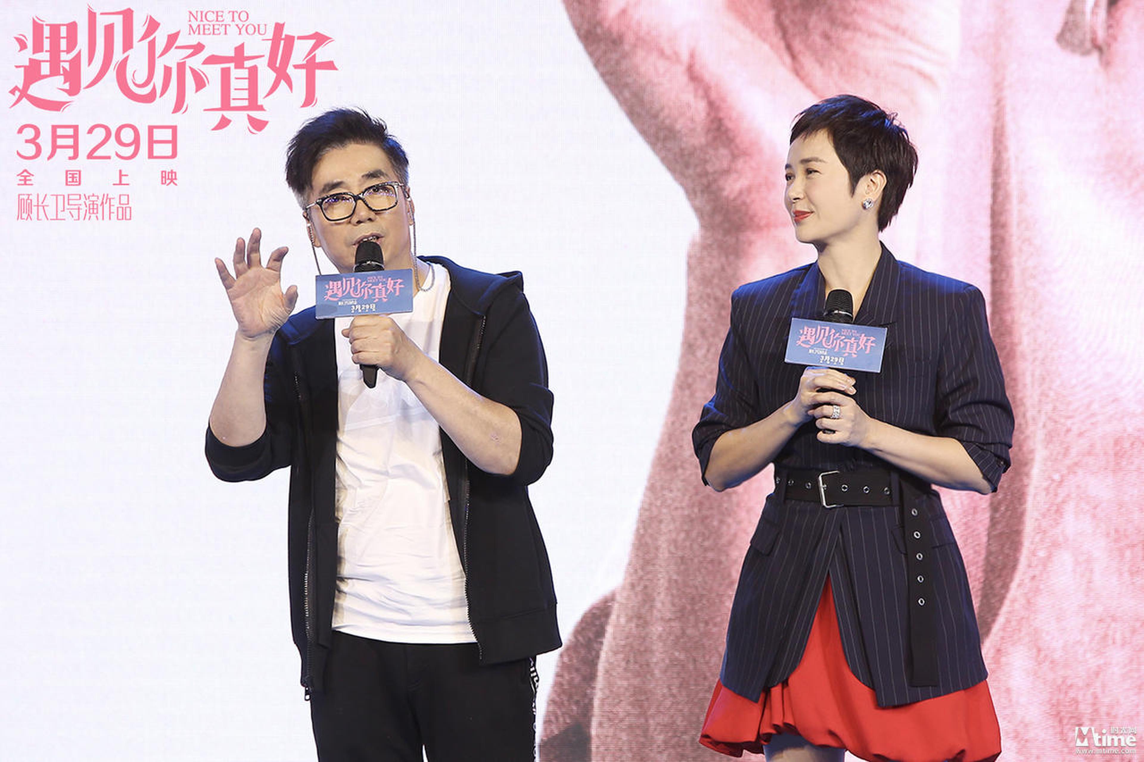 范明 蒋雯丽为现场学生发放三颗杏