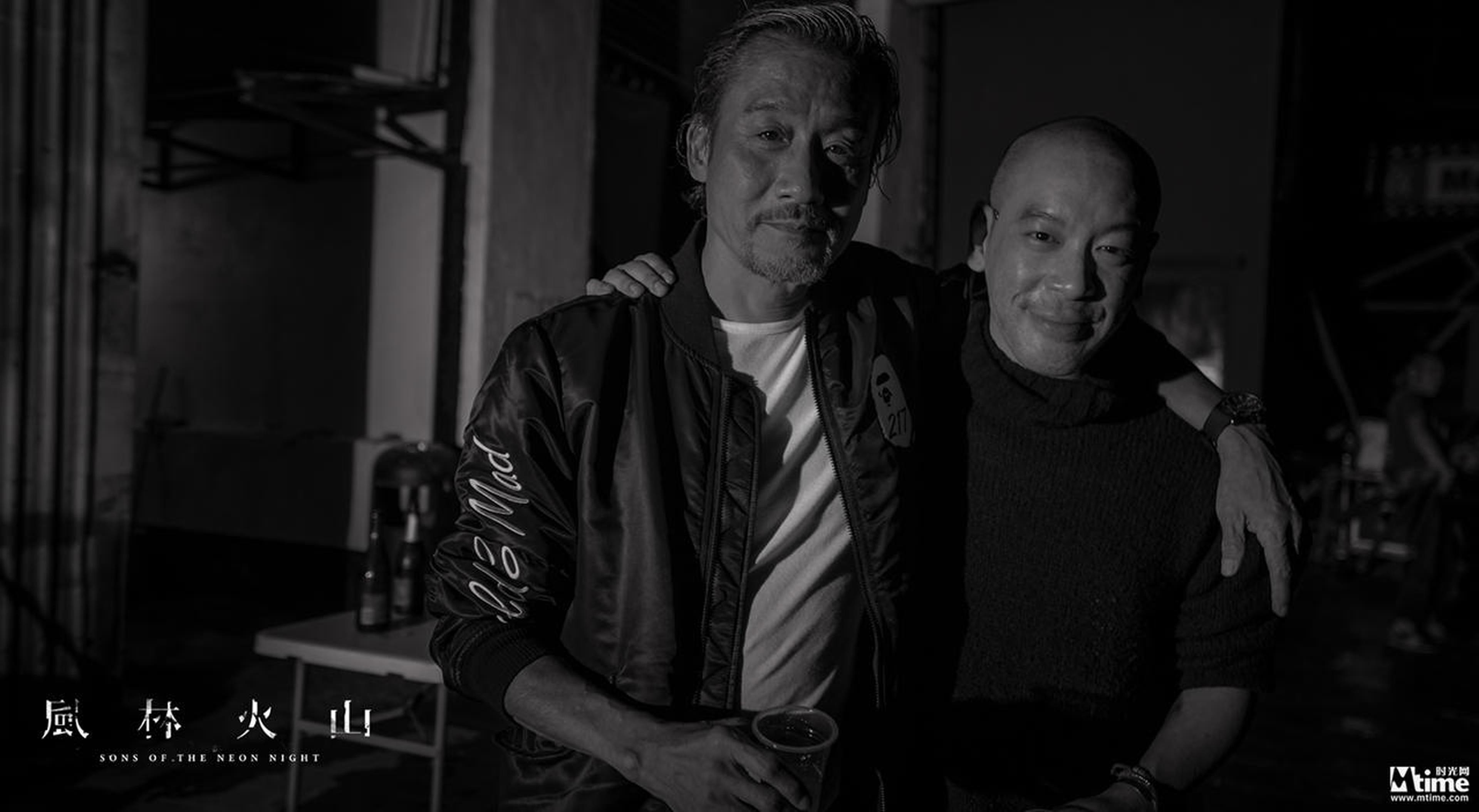 梁家辉每次到片场至少化两个小时特效妆，杀青当日，他与导演麦浚龙合影留念