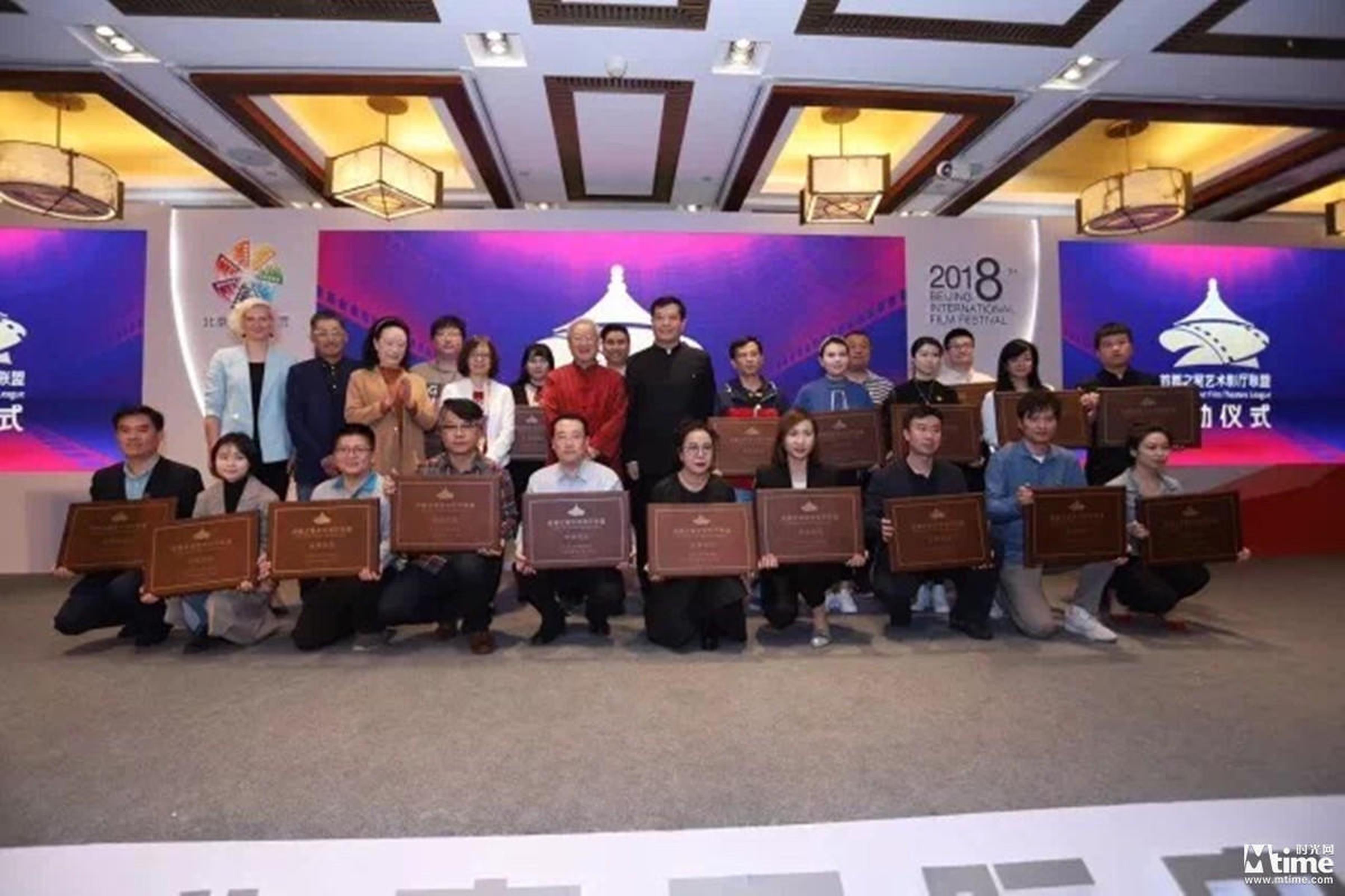 发布会现场影院代表合影
