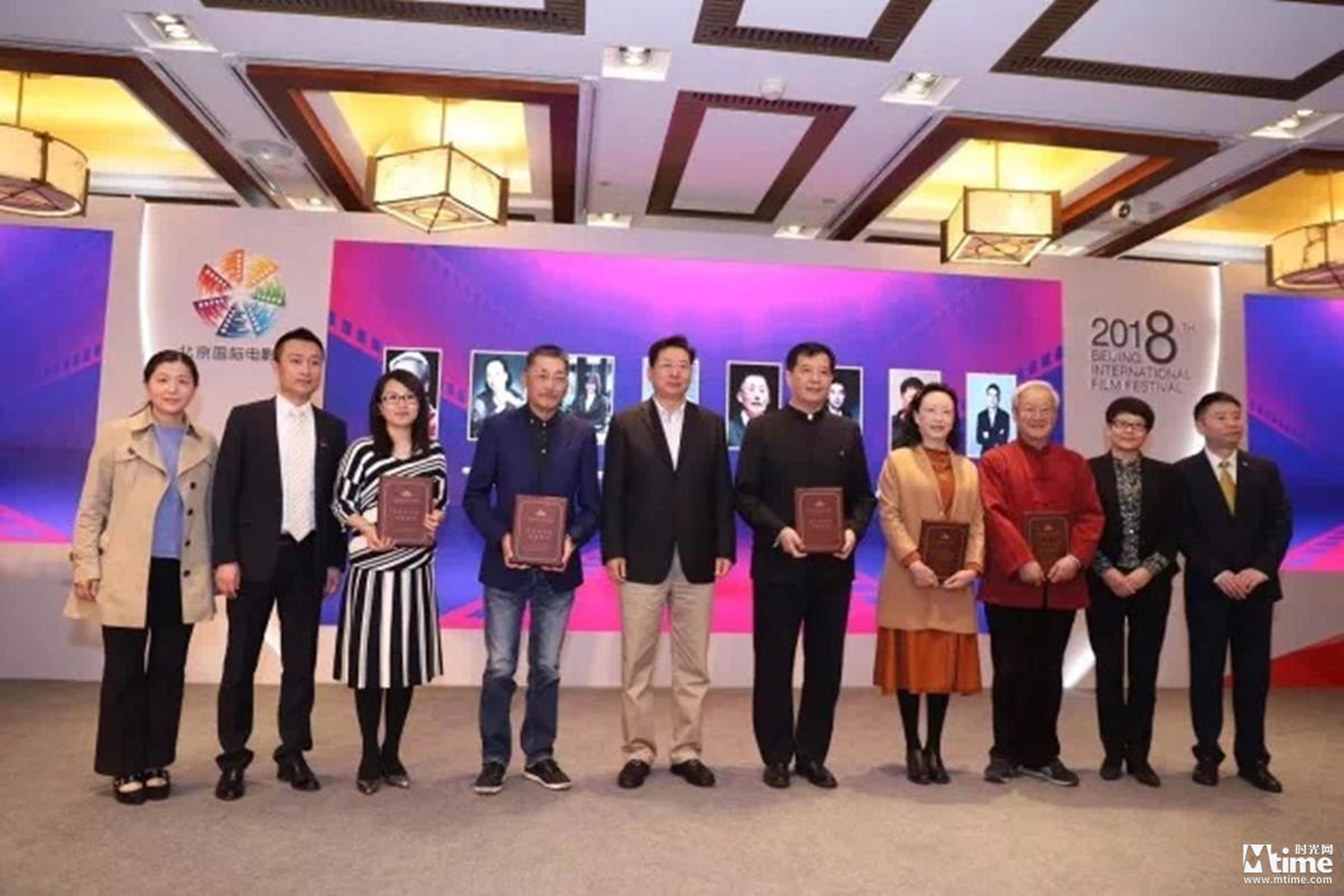 专家顾问们接受了聘书