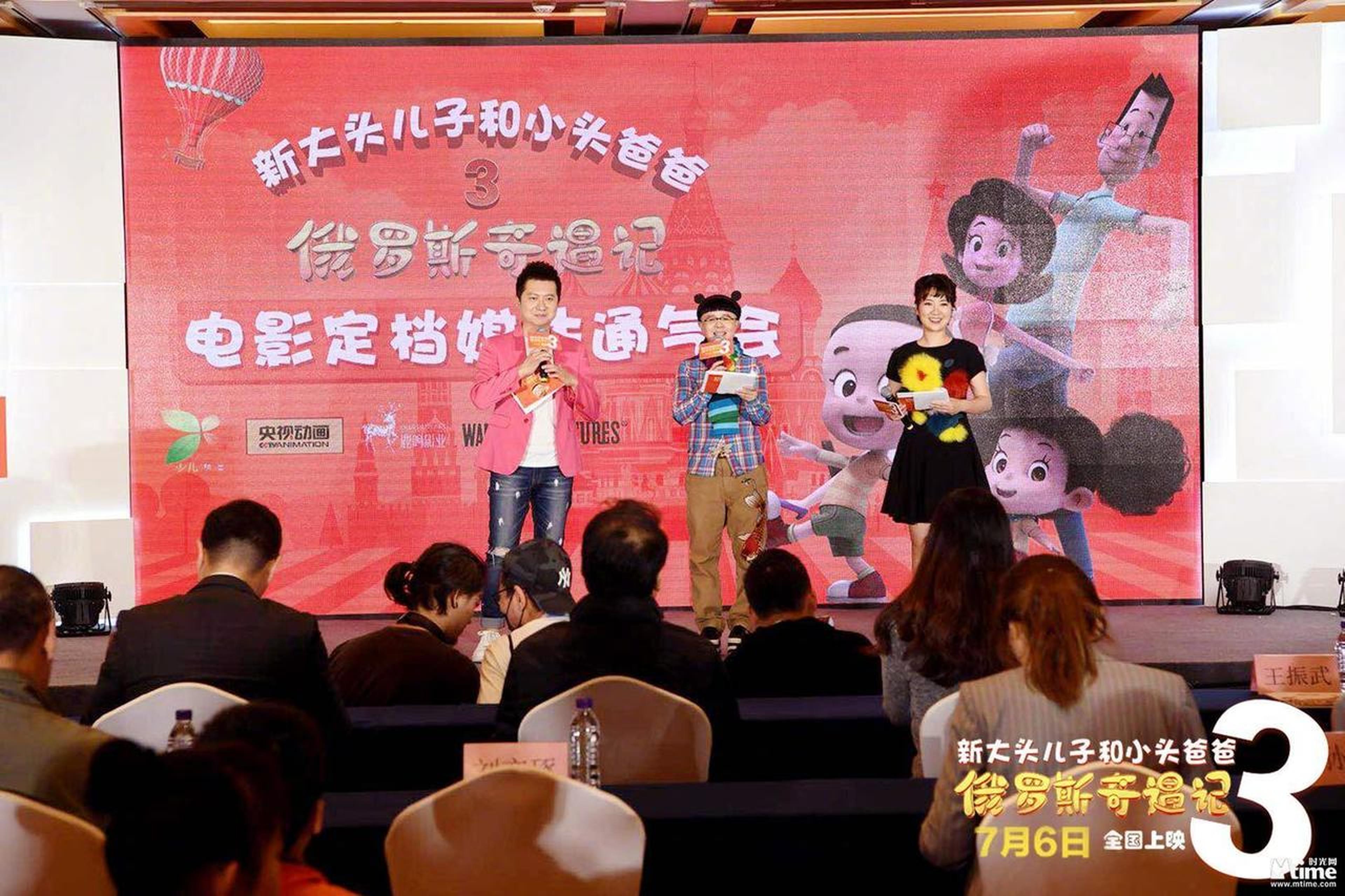 主持人金龟子和现场观众合唱经典主题曲