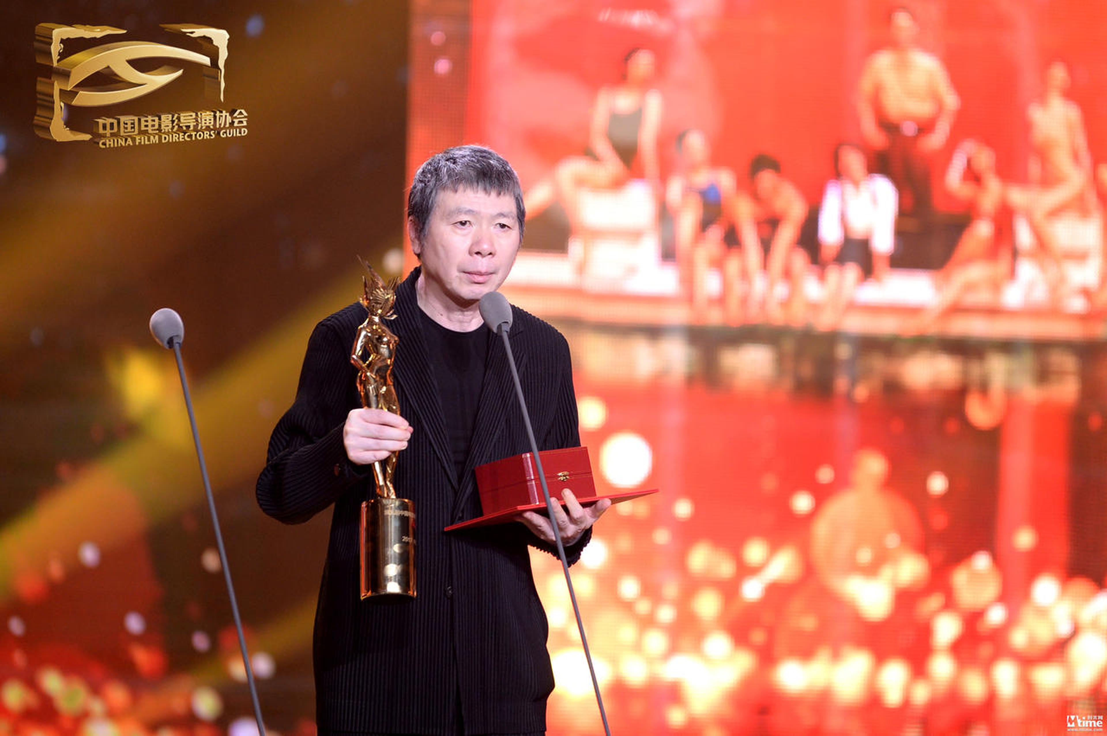 年度影片《芳华》，冯小刚导演领奖