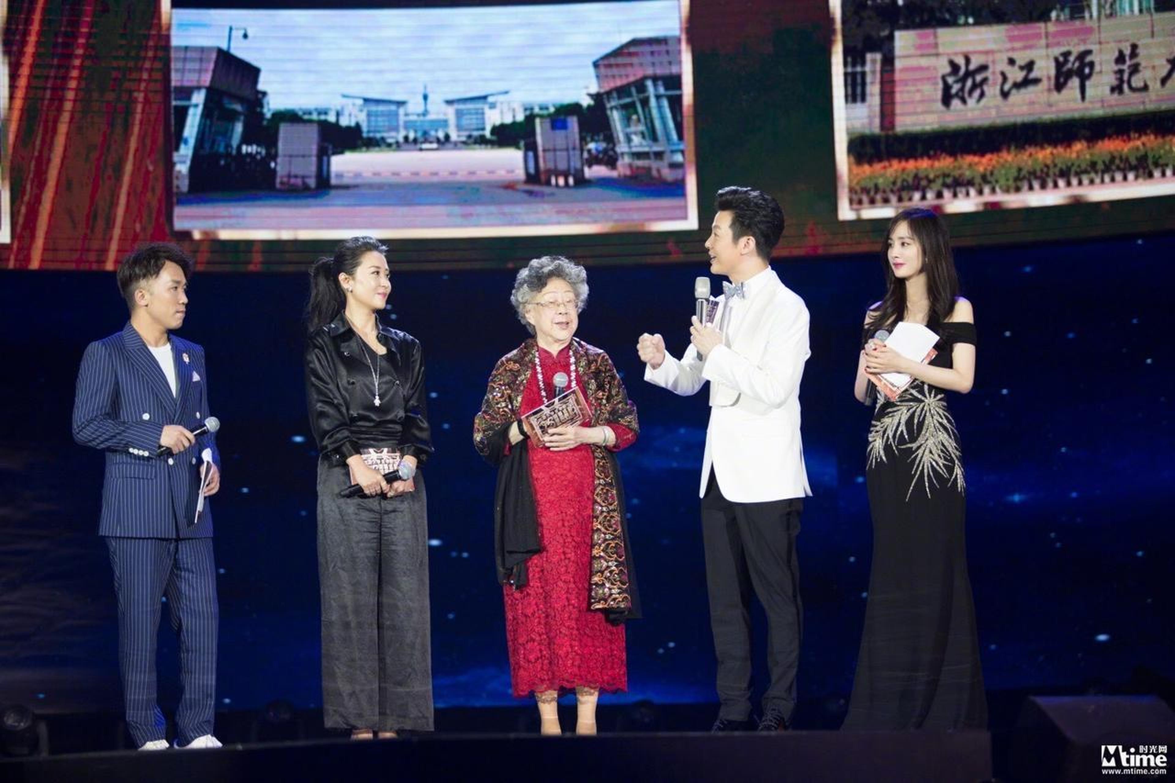 在“致敬大影节25周年”环节中，黄会林、卢正雨、苗圃、杨幂四位嘉宾分享了各自与大影节的故事