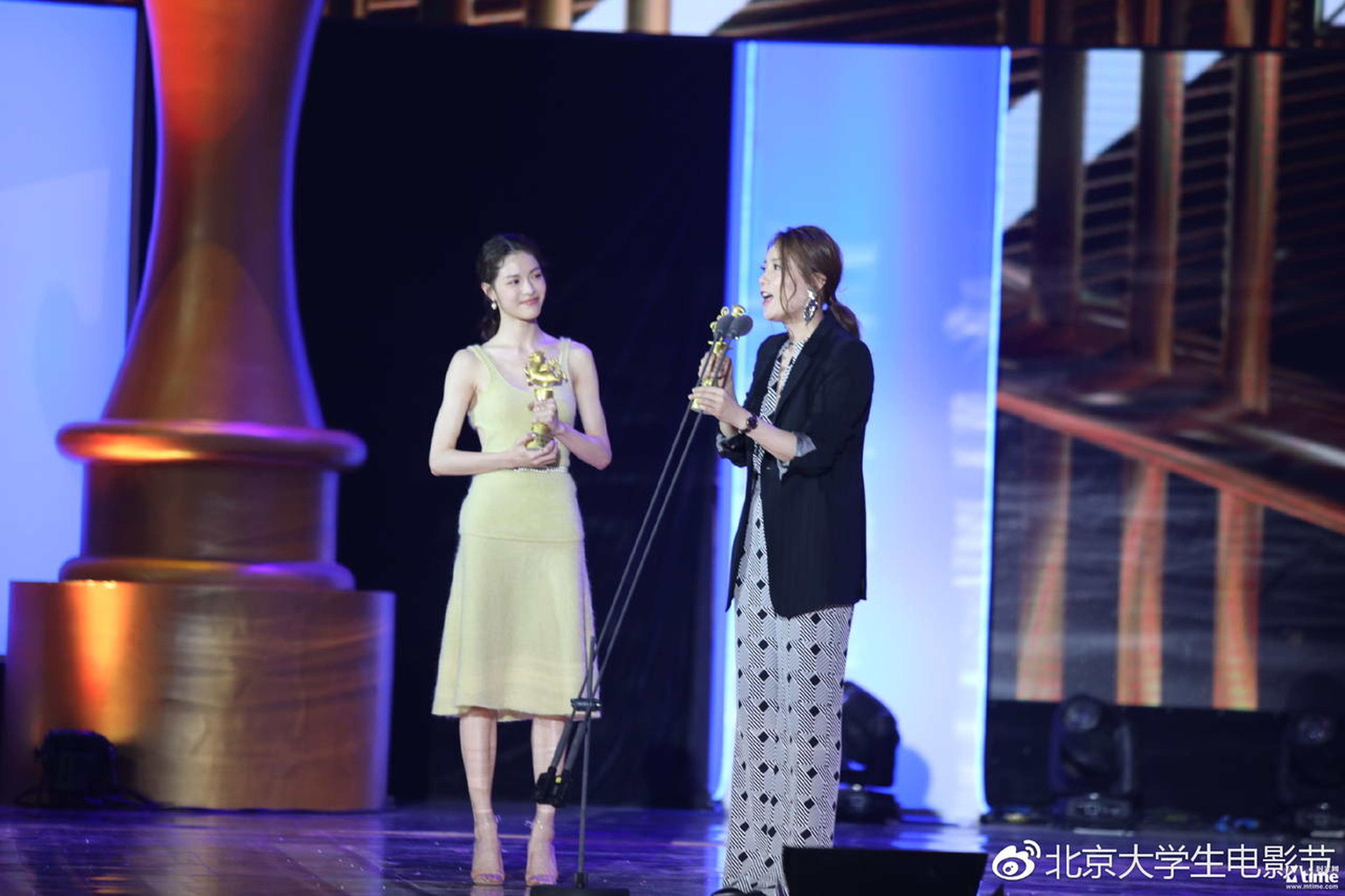 《芳华》演员钟楚曦与苗苗（代领）获得最佳新人奖