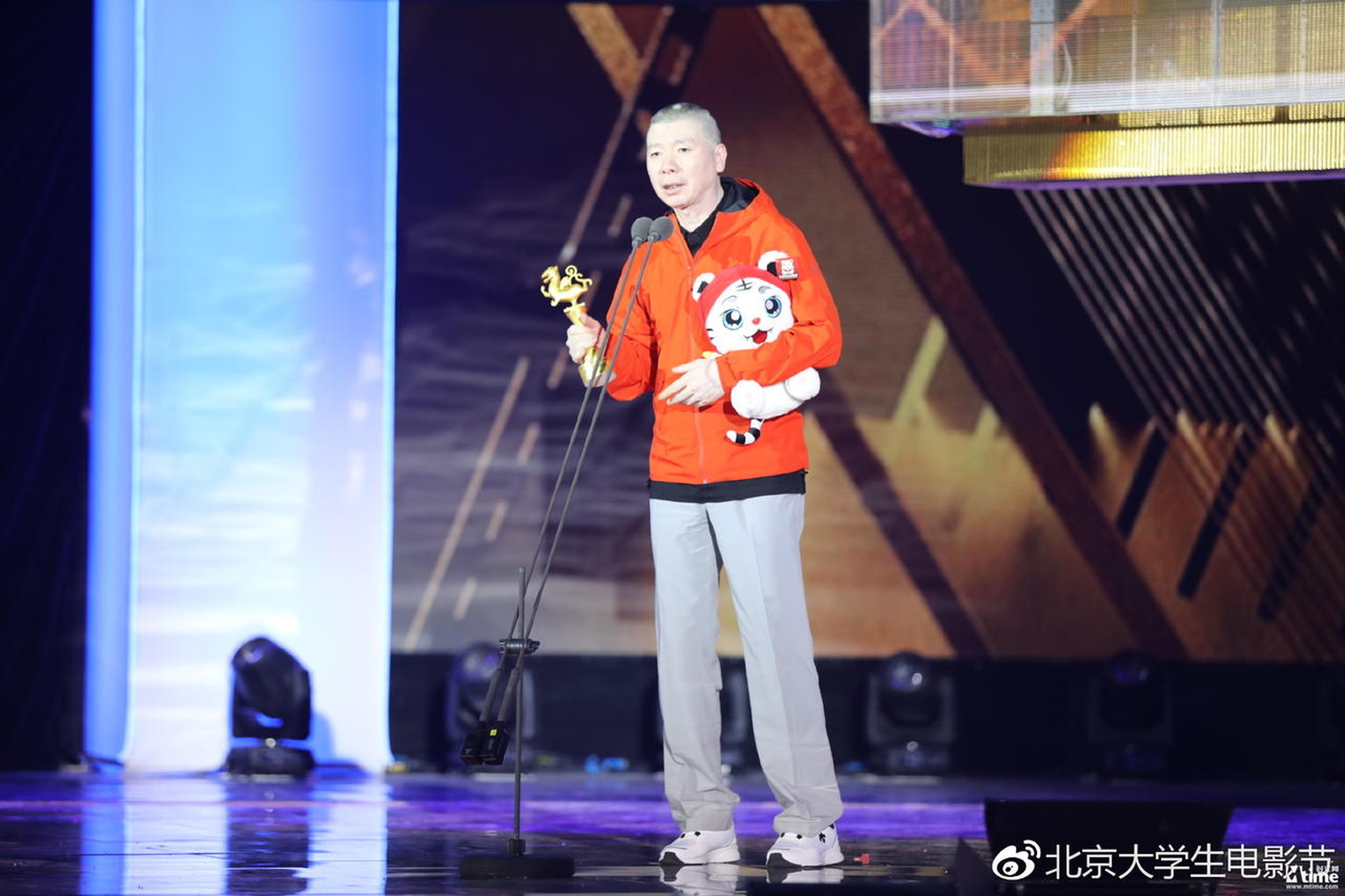 《芳华》导演冯小刚获得最佳导演奖