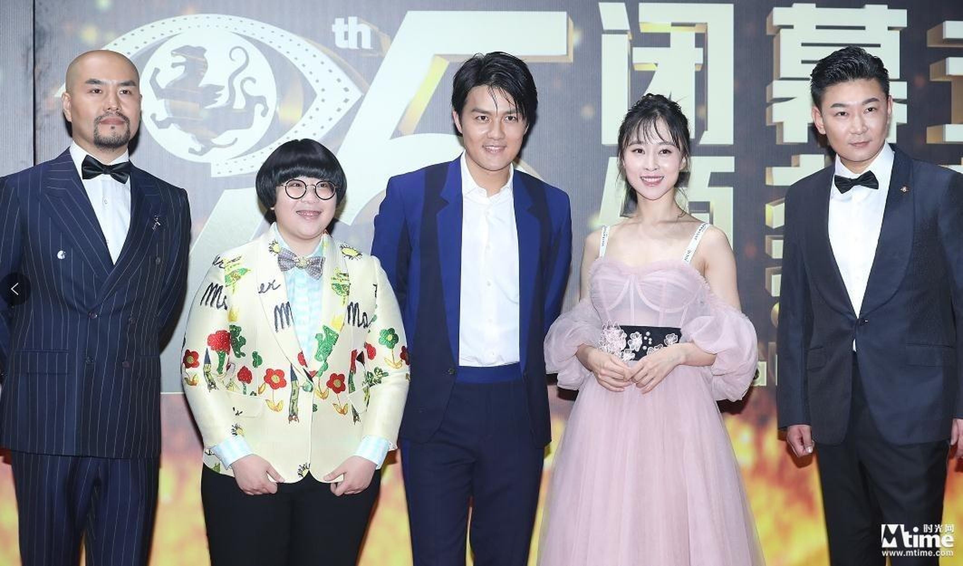 吴克群携《为你写诗》剧组亮相