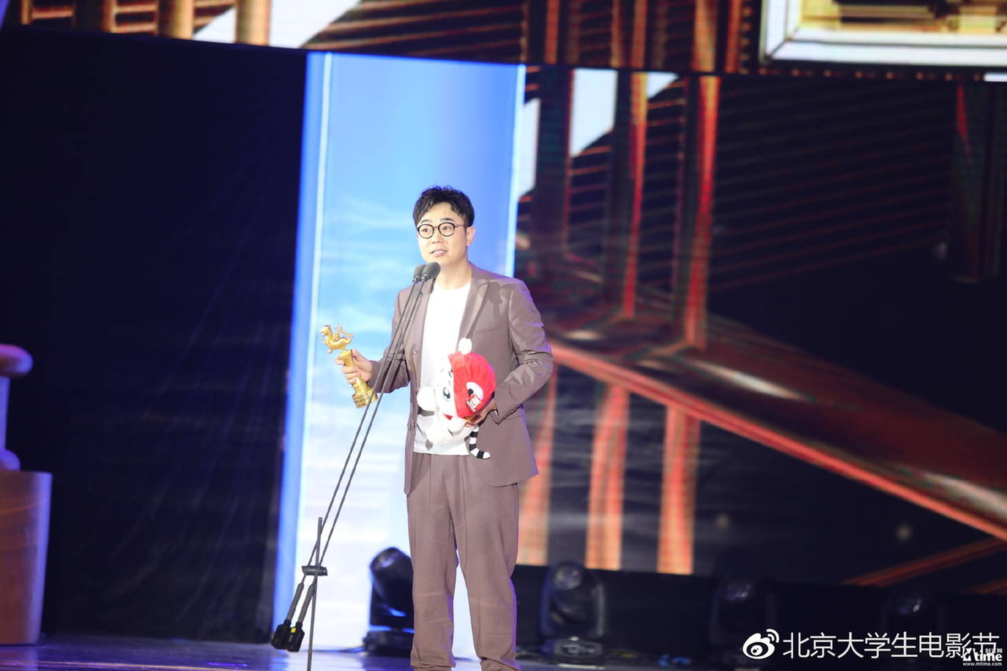 《缝纫机乐队》演员董成鹏获得最受大学生欢迎男演员奖