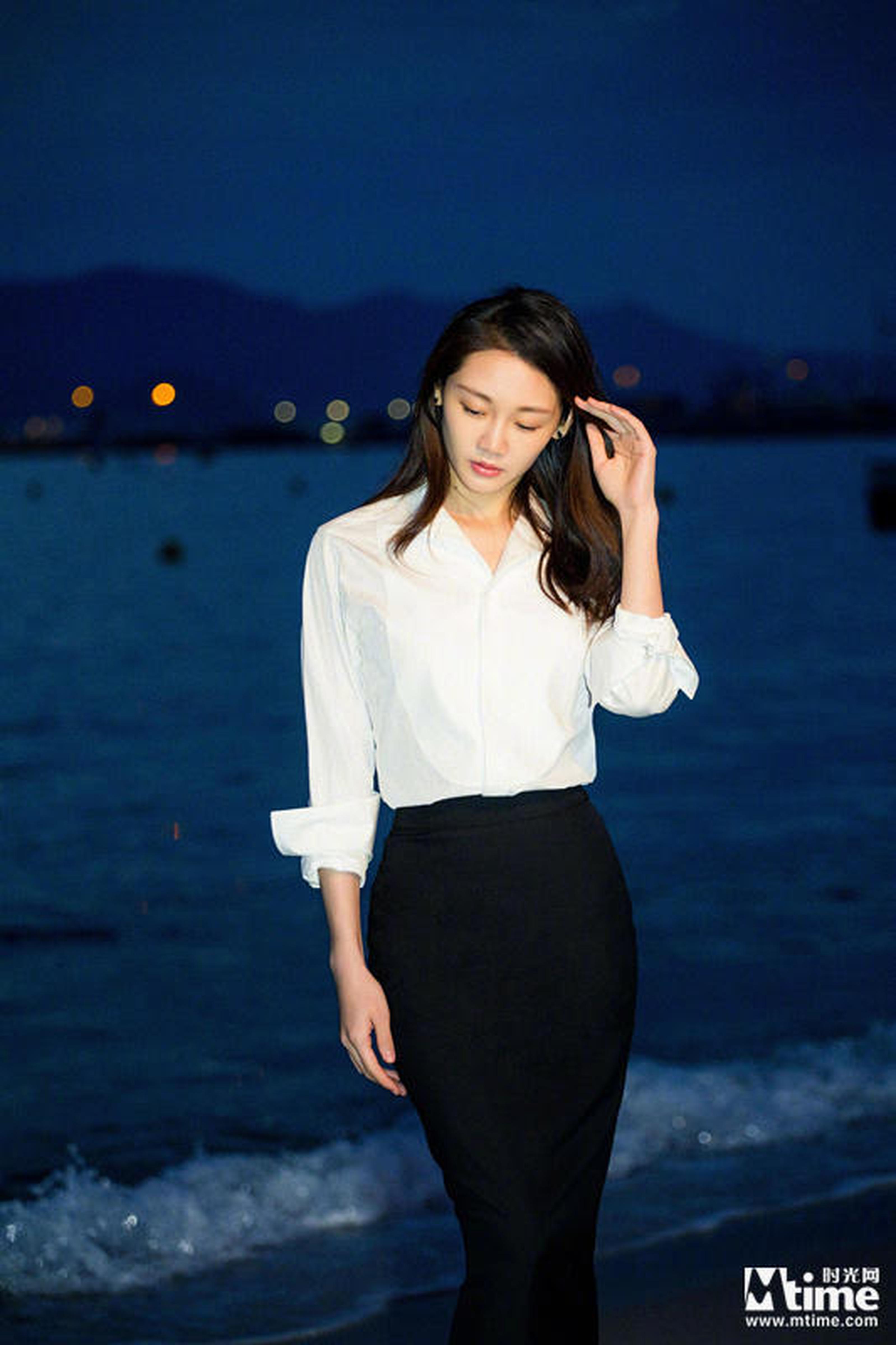 苗苗在戛纳海滩致敬巩俐