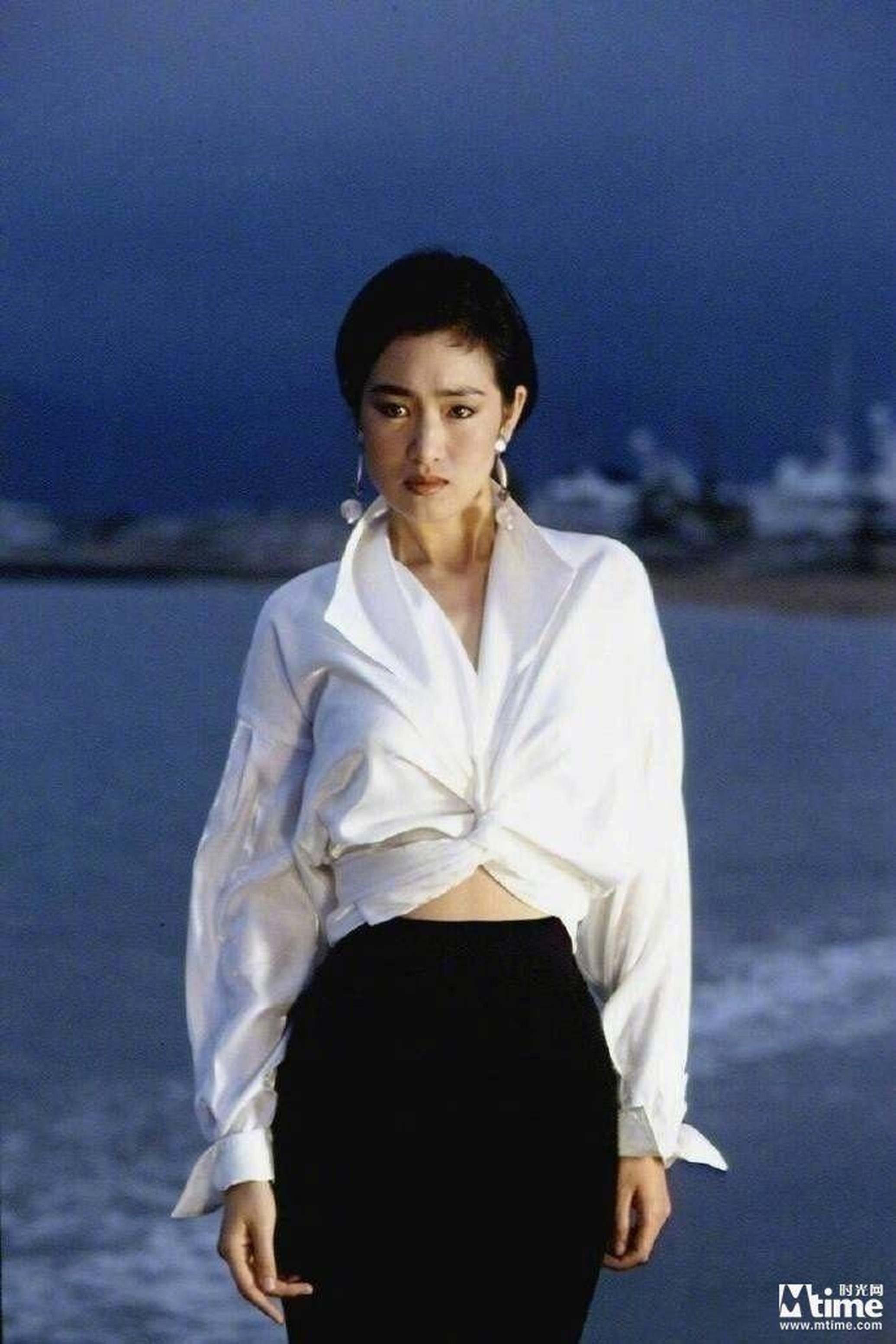 巩俐在戛纳海滩随拍