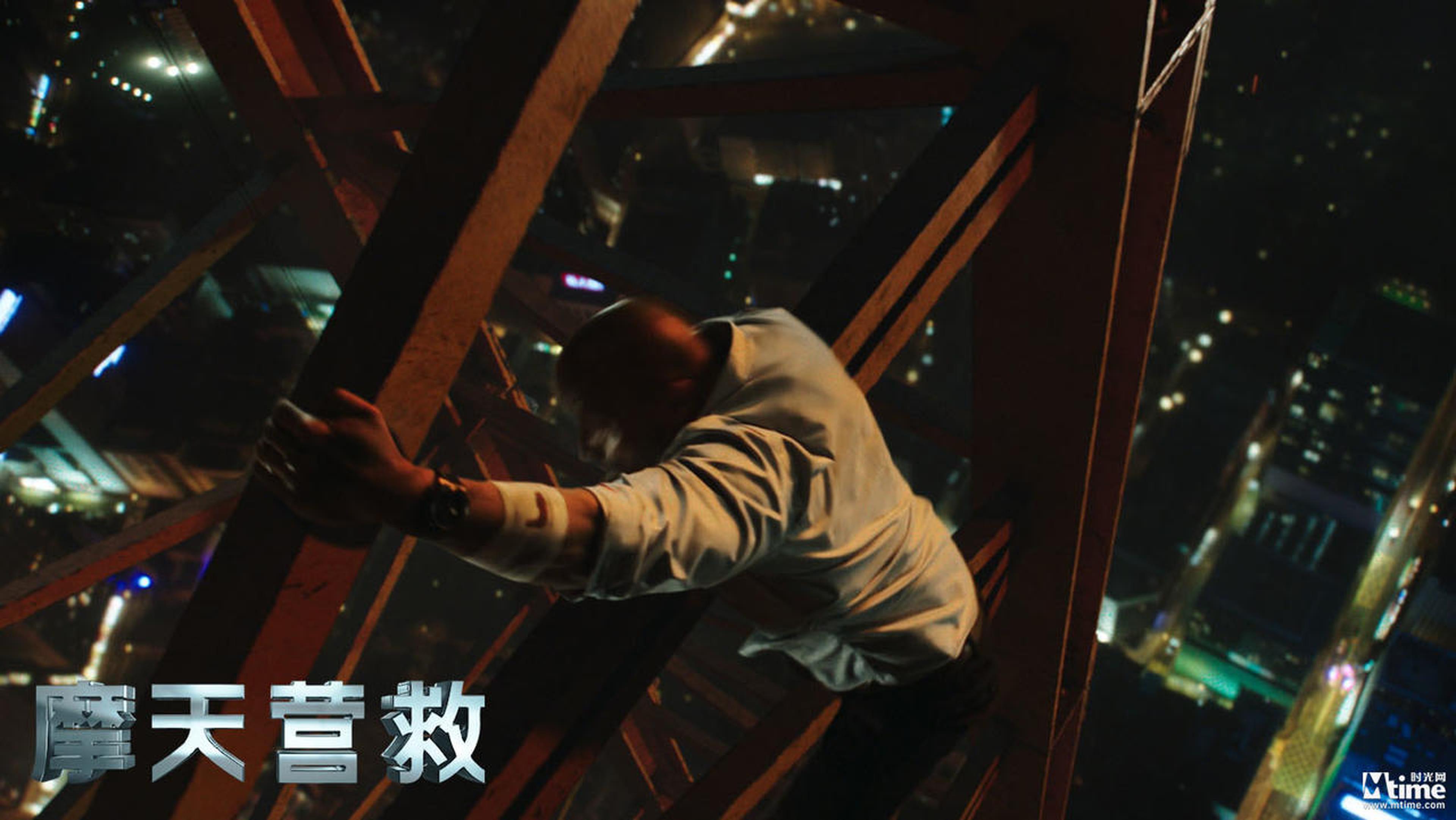 强森徒手攀爬百米高空塔架