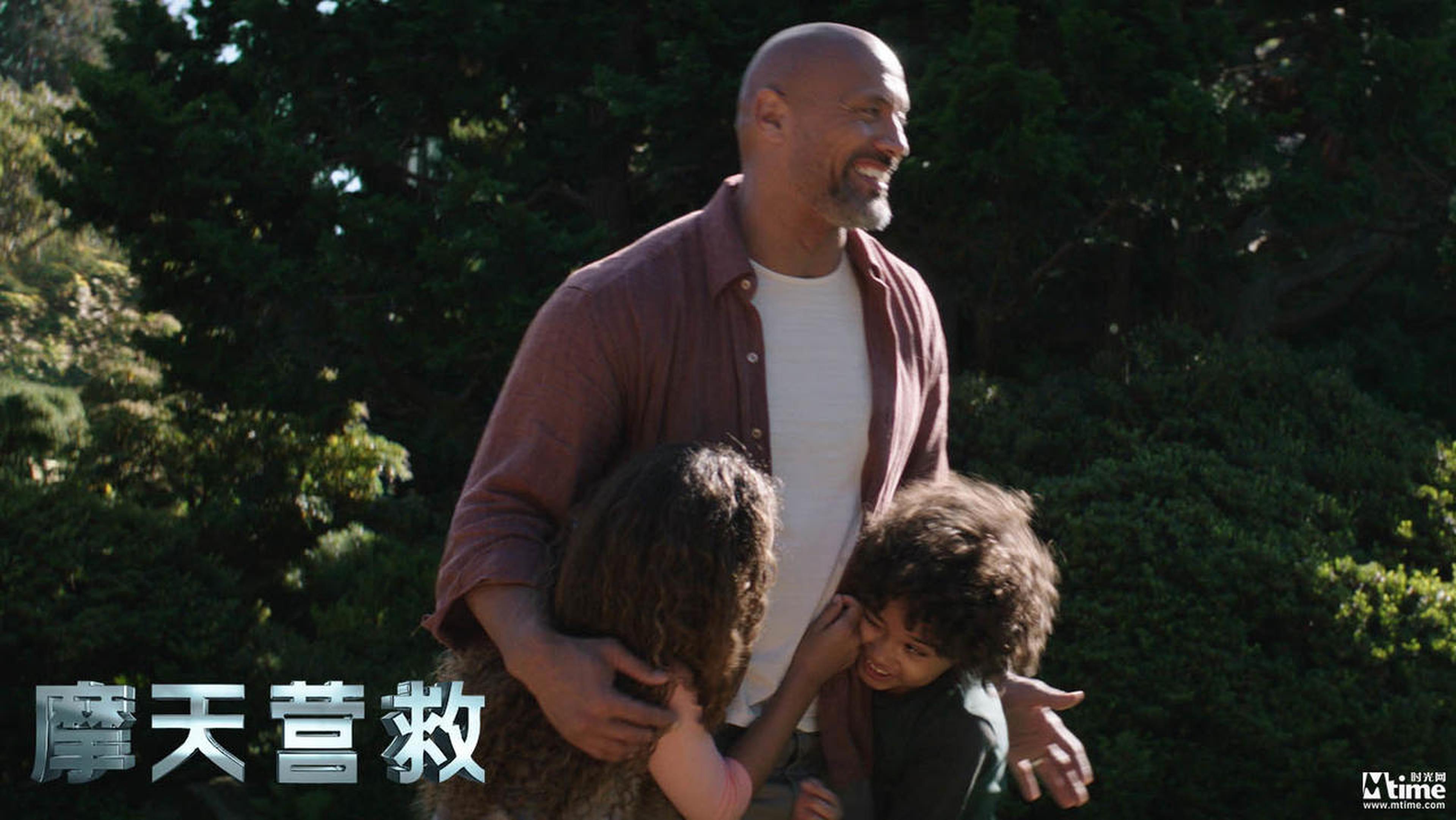 强森陪孩子一起玩耍