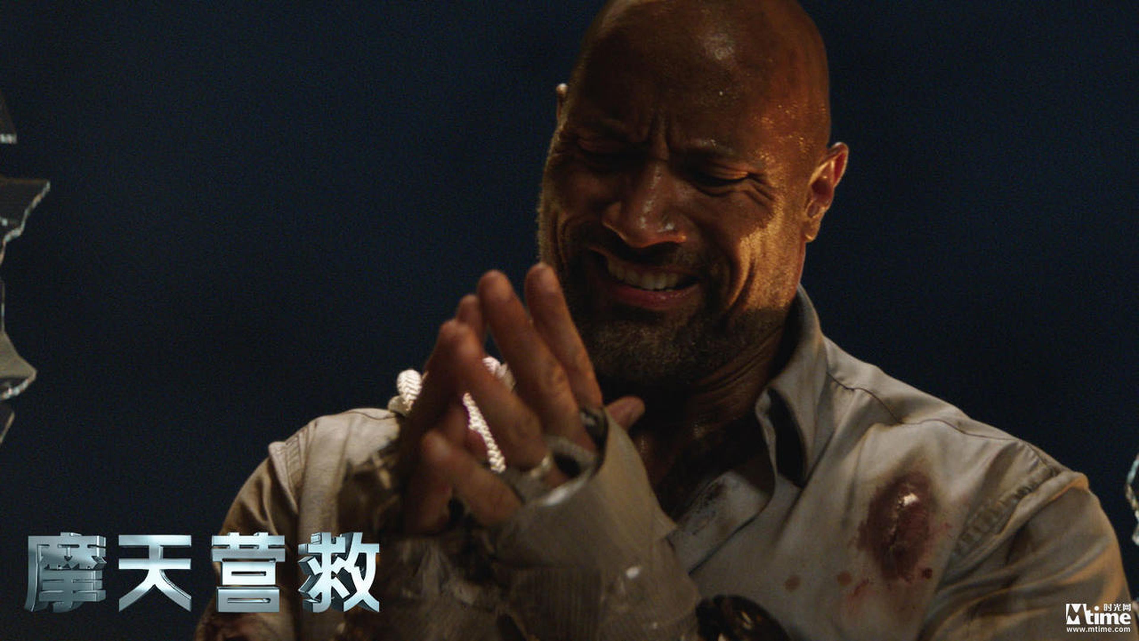 强森奋不顾身保护家人