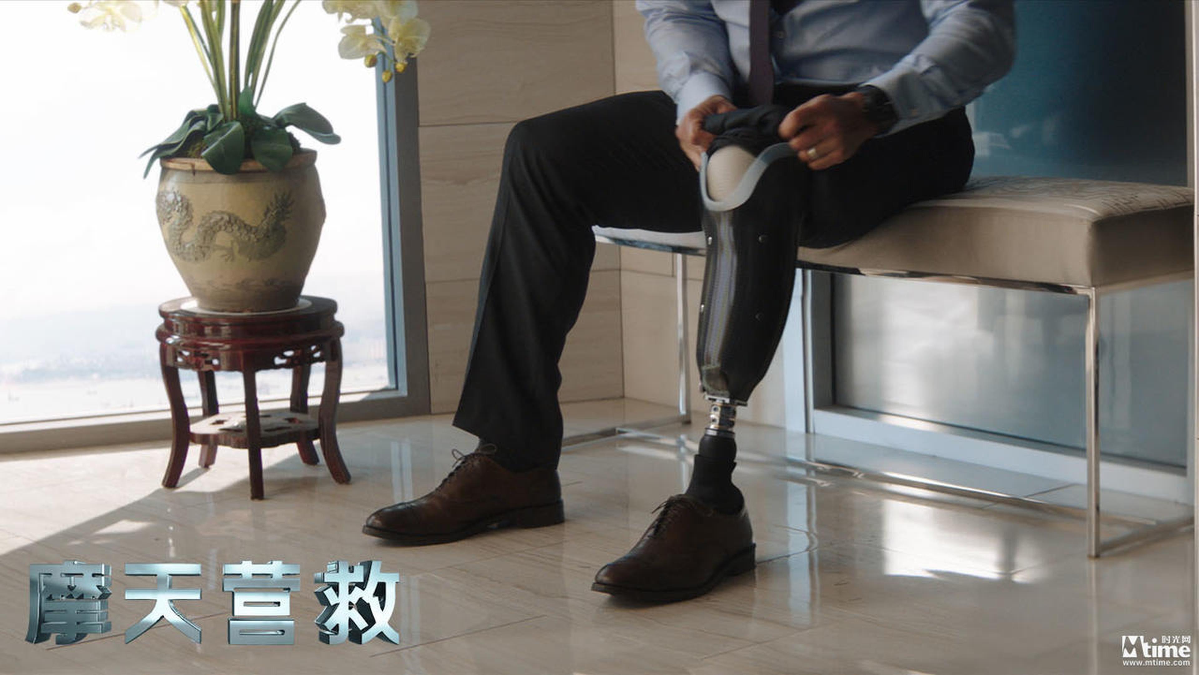 强森因公负伤失去左腿