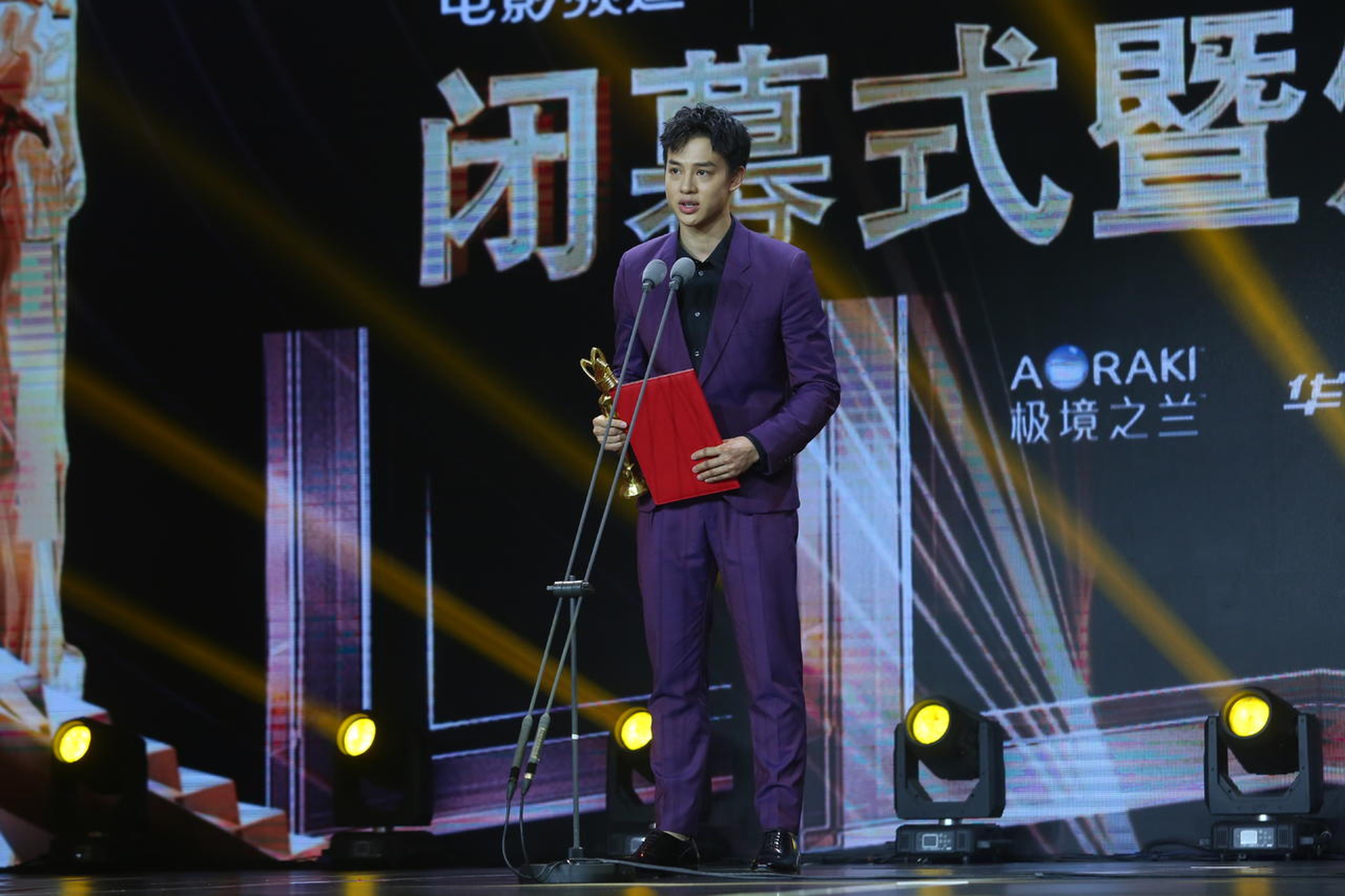 《路过未来》的年轻演员表现受到评委会肯定，包揽最受传媒关注新人男女演员奖。尹昉登台领奖