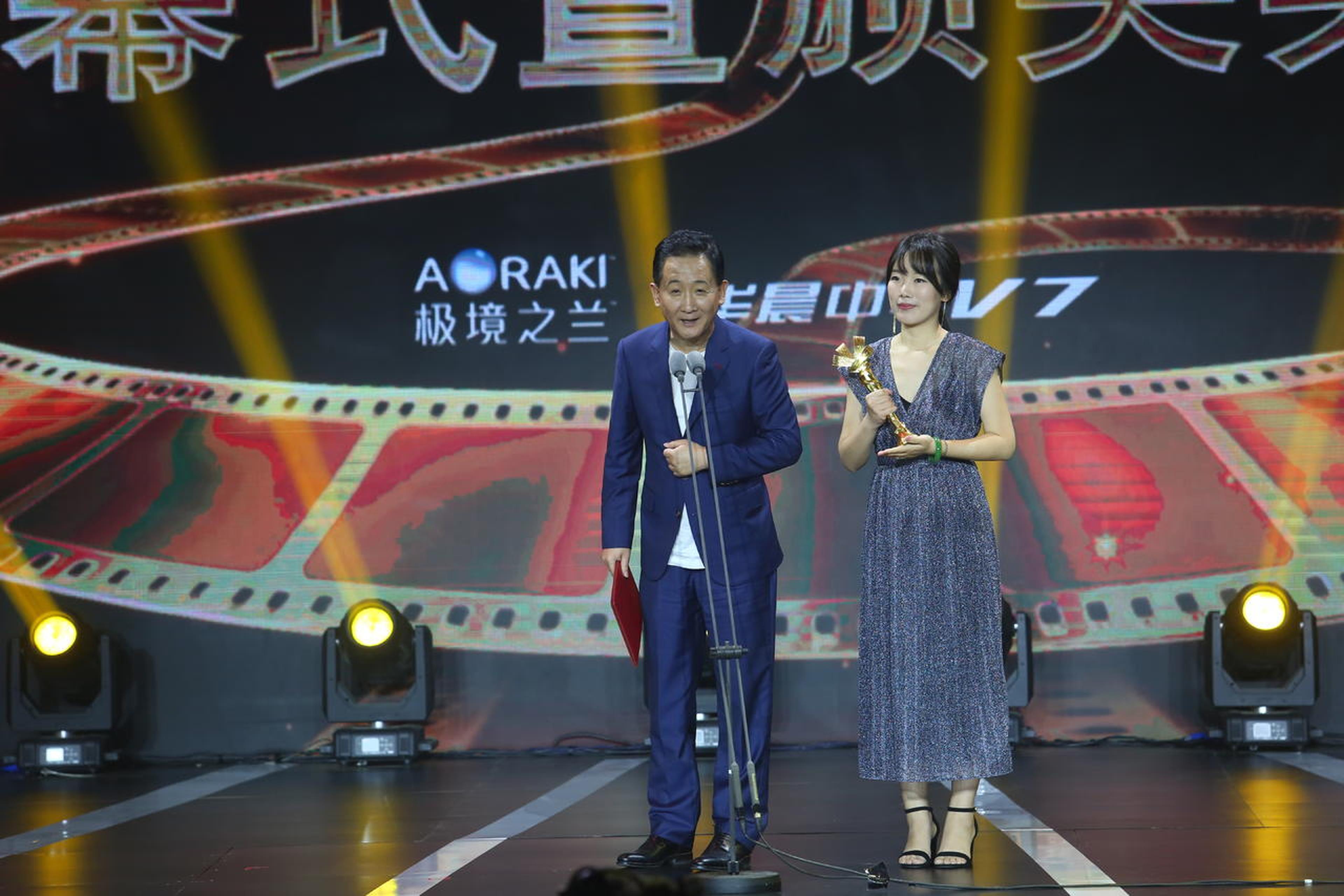 《让我怎么相信你》用父女温暖满满的一场和解大戏赢得组委会特别荣誉，主演梁天携爱女，同时也是影片导演、编剧的梁小凉一起登台领奖。