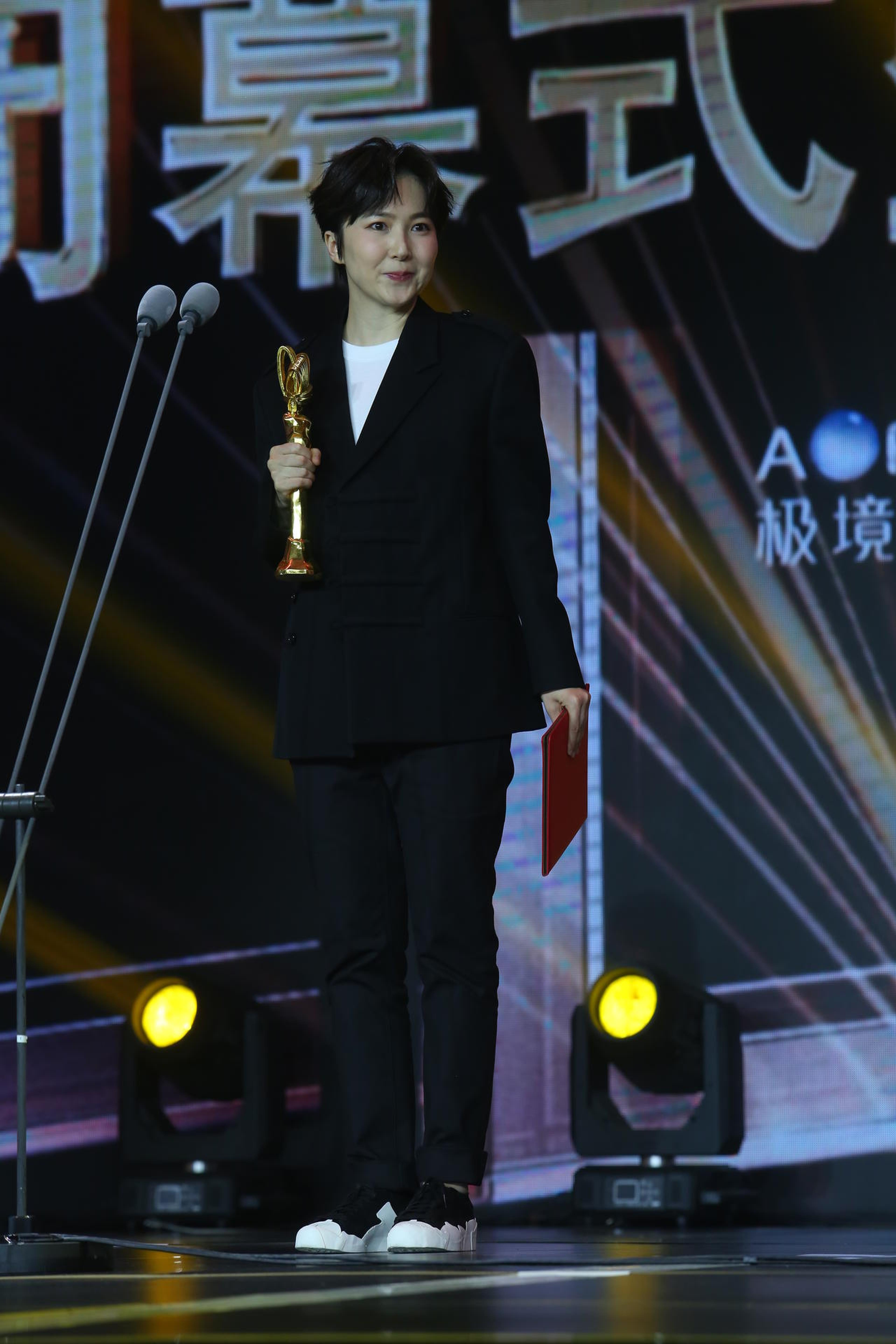 票房口碑双丰收的苏伦导演也凭借《超时空同居》将最受传媒关注新人导演的荣誉收入囊中