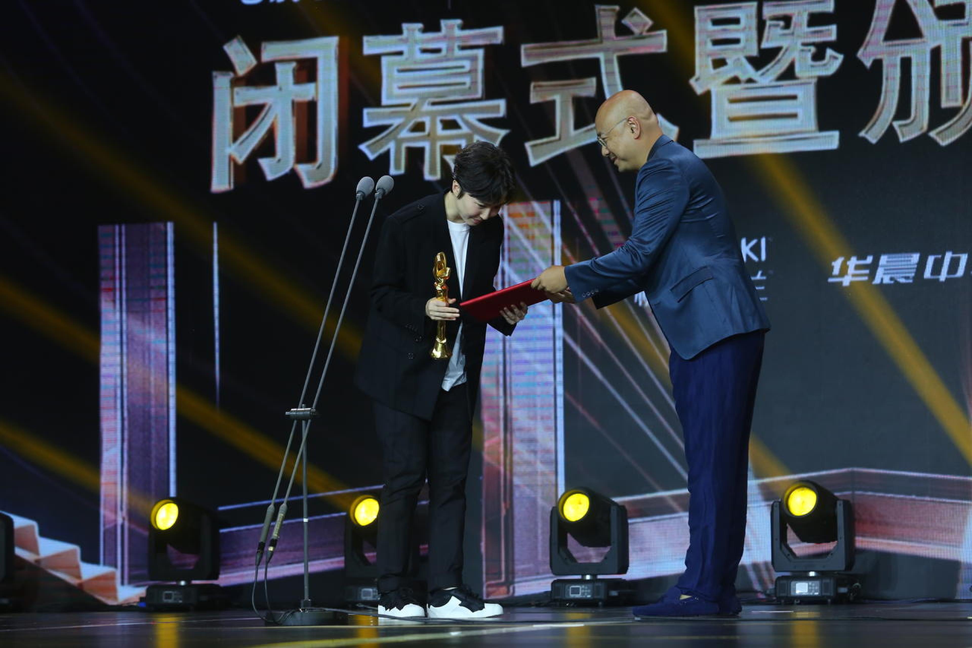 影片制作人“扯面师傅”徐峥惊喜现身为苏伦颁奖