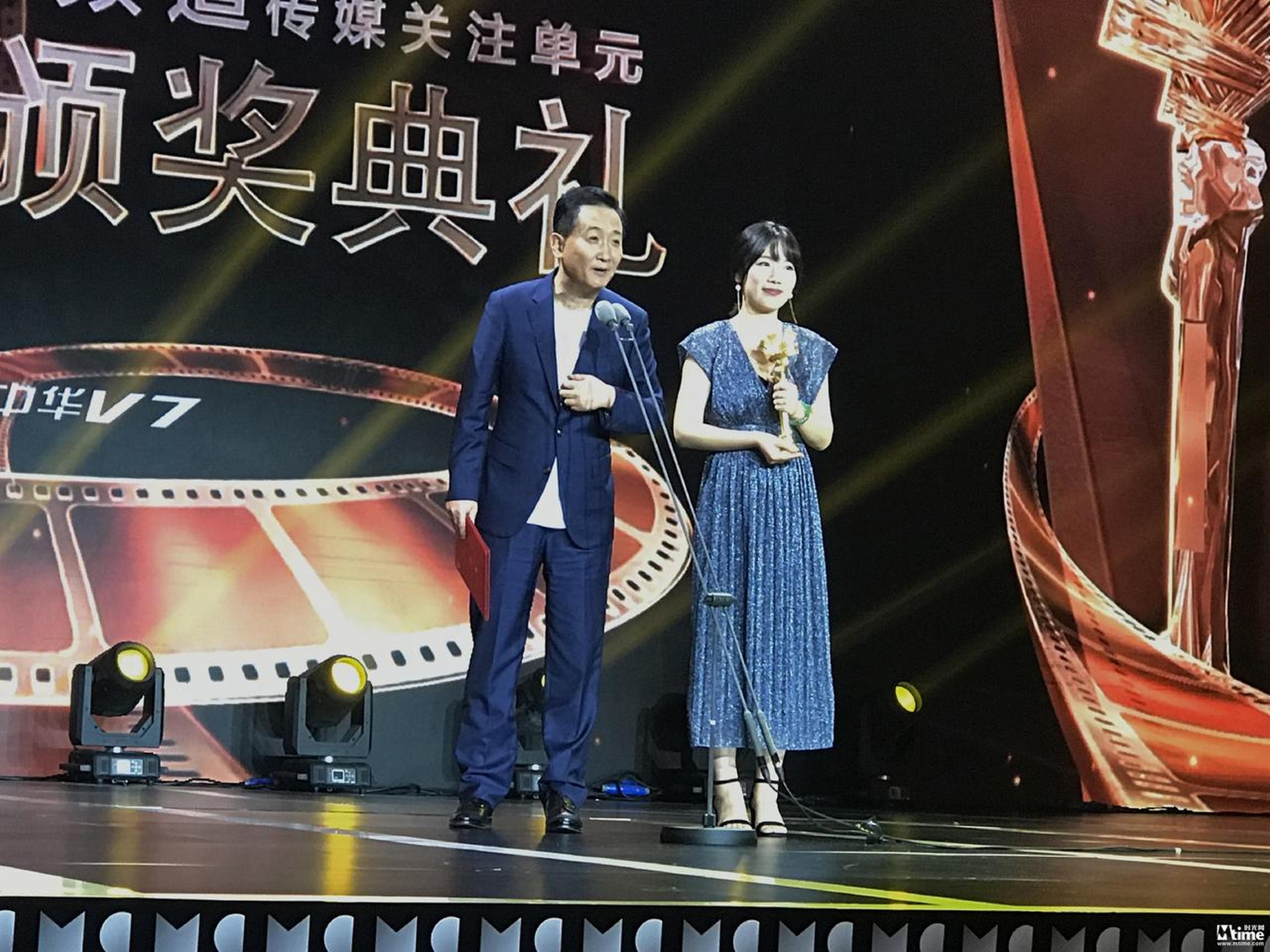 梁天父女上台领奖