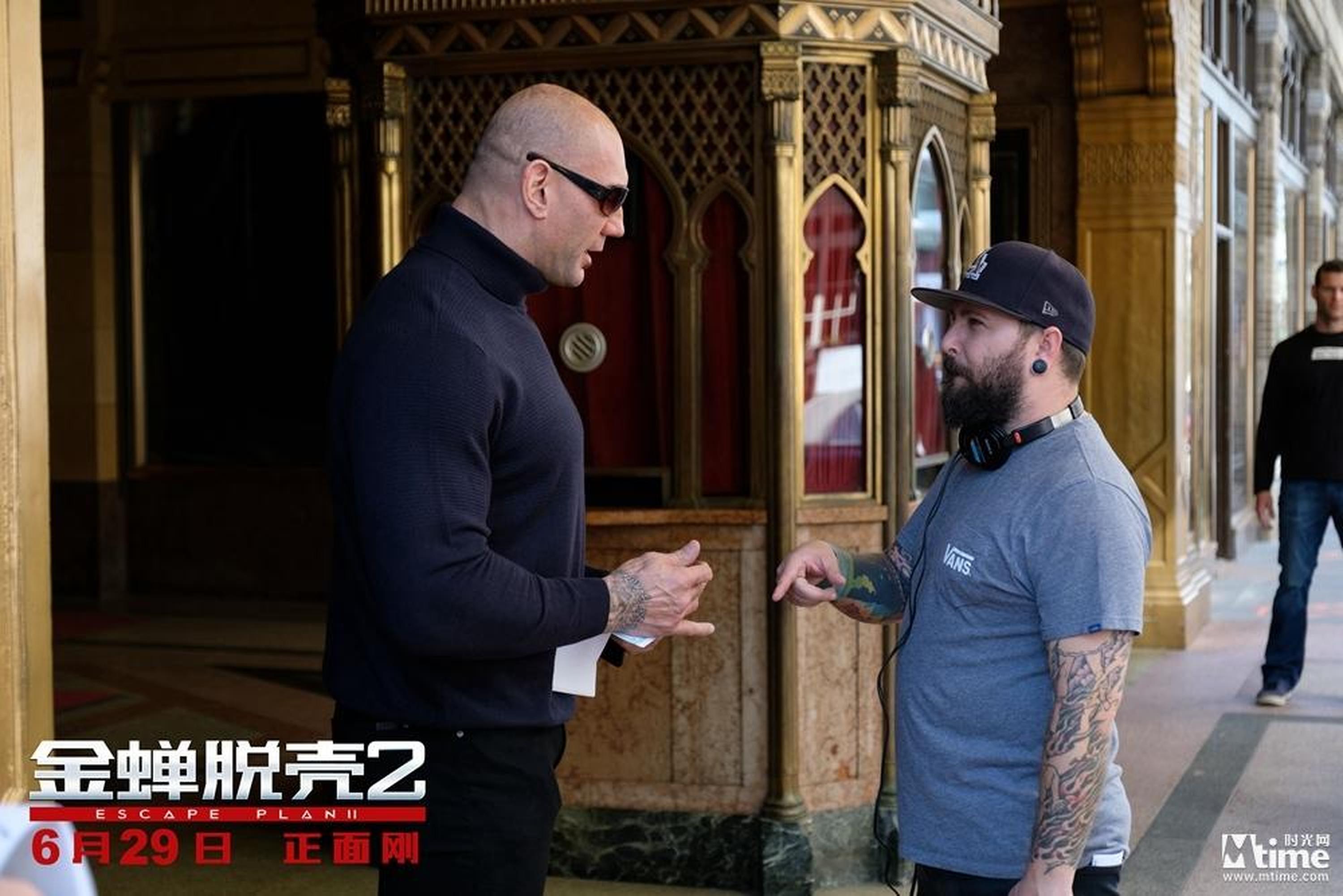 戴夫与导演片场内对戏
