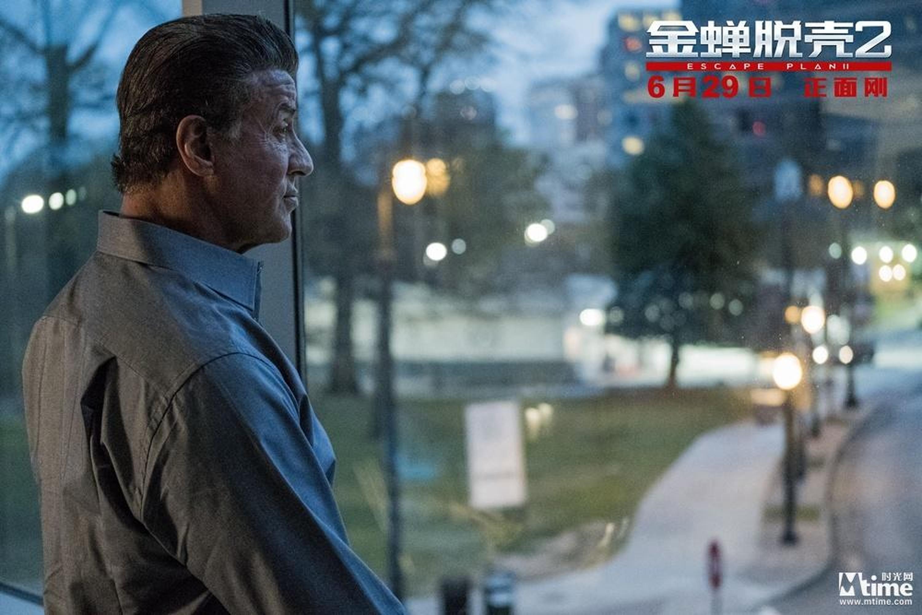 史泰龙倚窗远望沉思