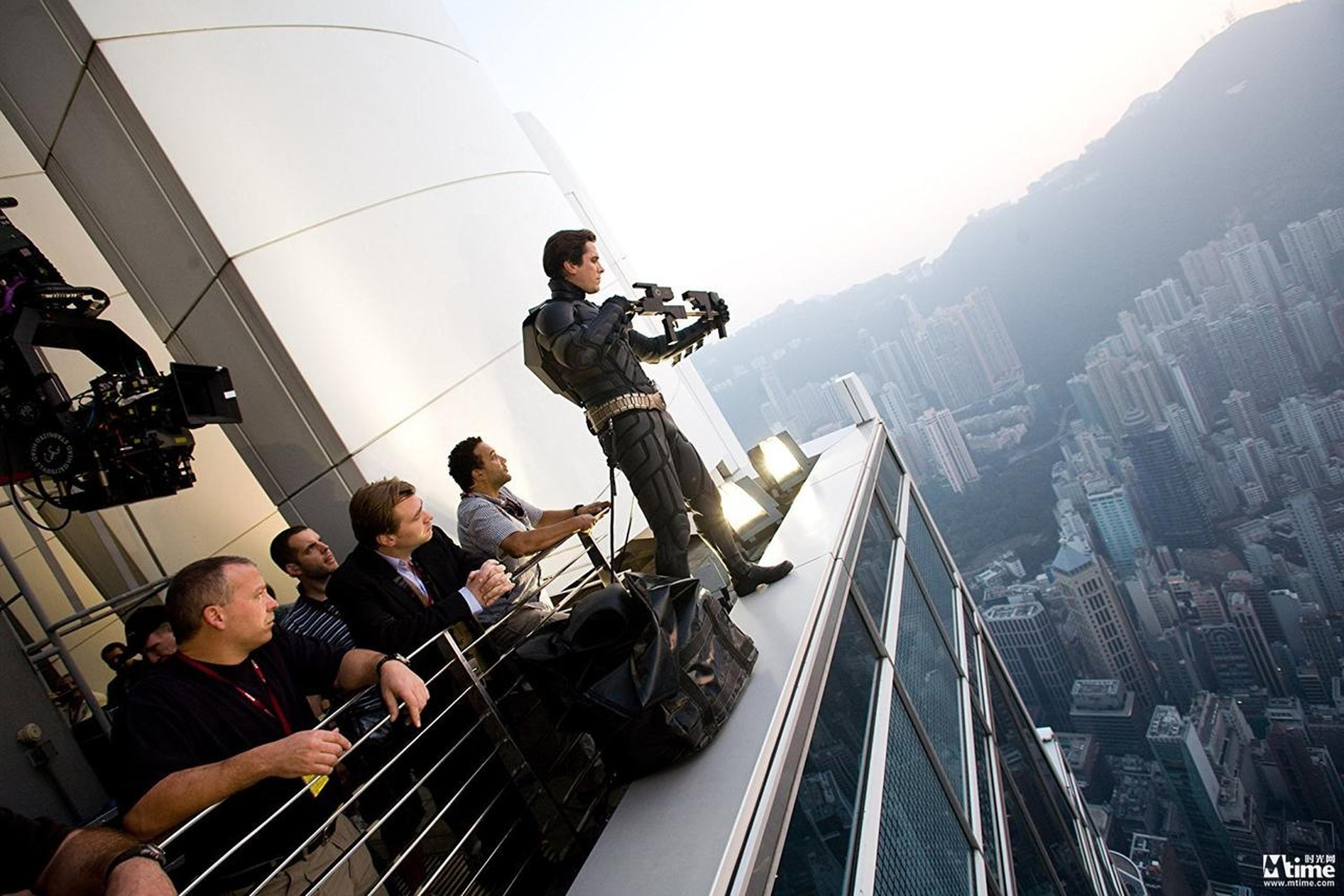 蝙蝠侠登上香港国际金融中心，准备来一场高空飞行