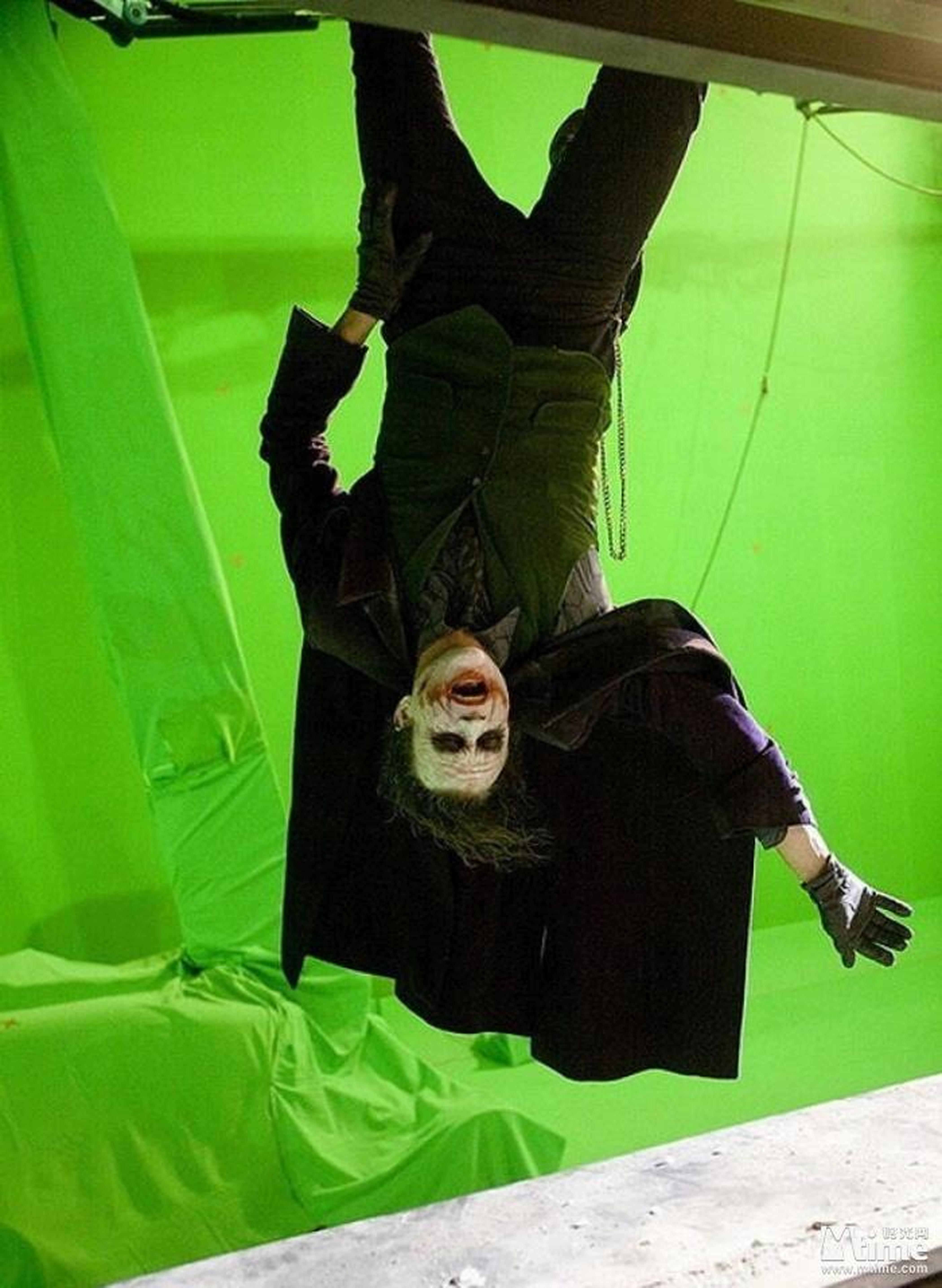 电影临近结尾时，蝙蝠侠将小丑吊挂在楼上，其实是在绿幕棚内拍摄的