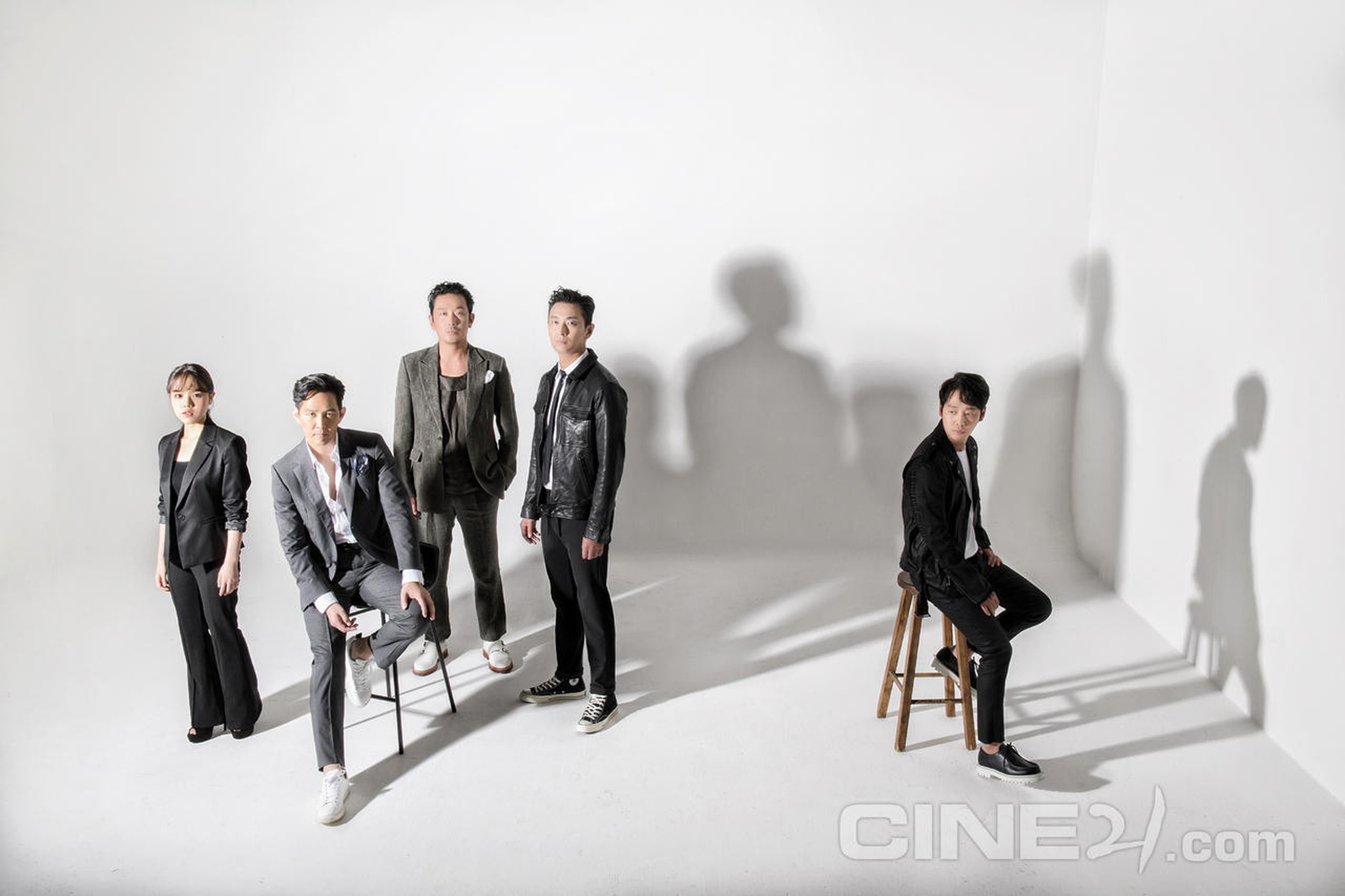 阎罗大王李政宰带领三位阴间使者集中站在画面左侧，而饰演怨鬼的金东旭则独自坐在一旁