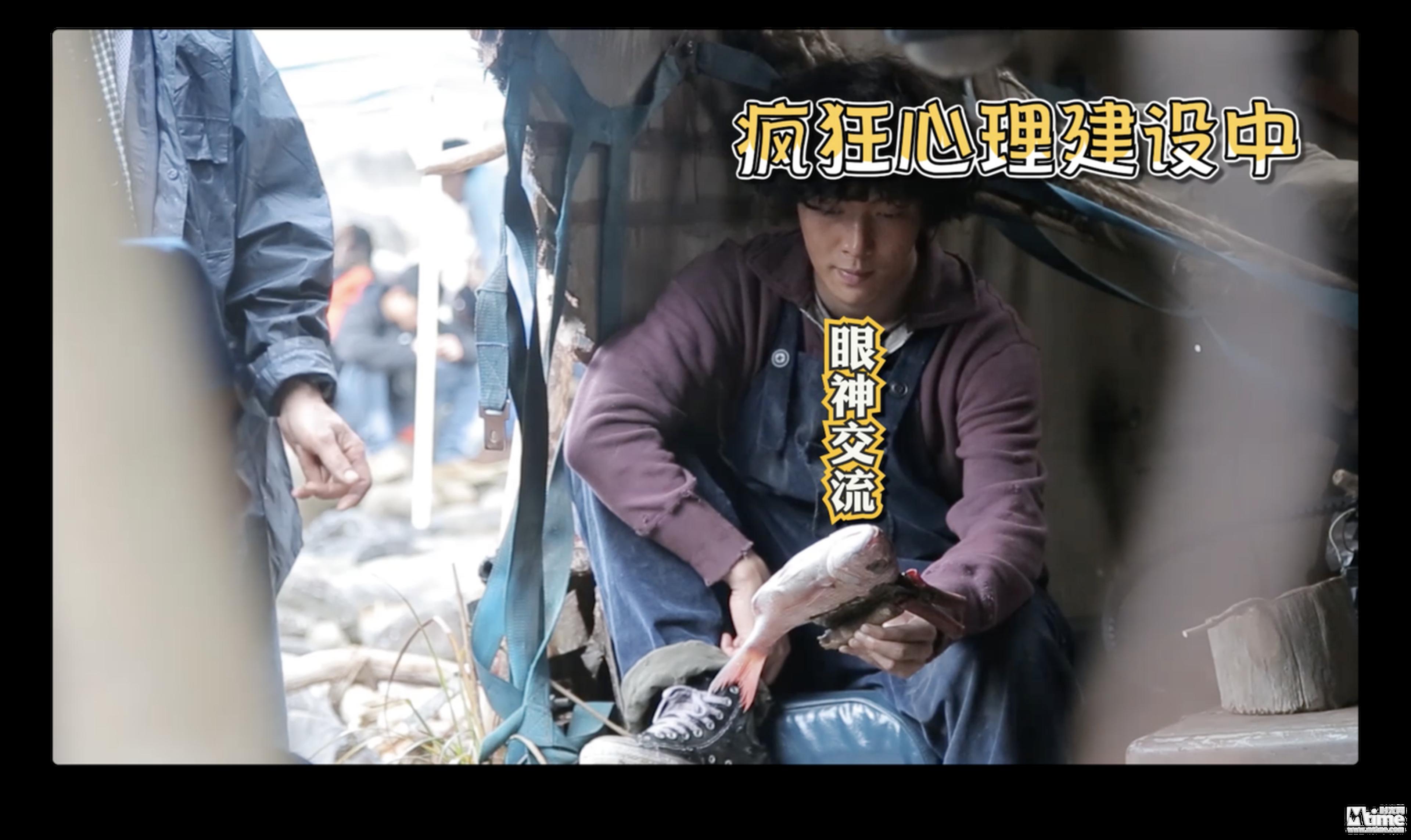 张艺兴手持鱼