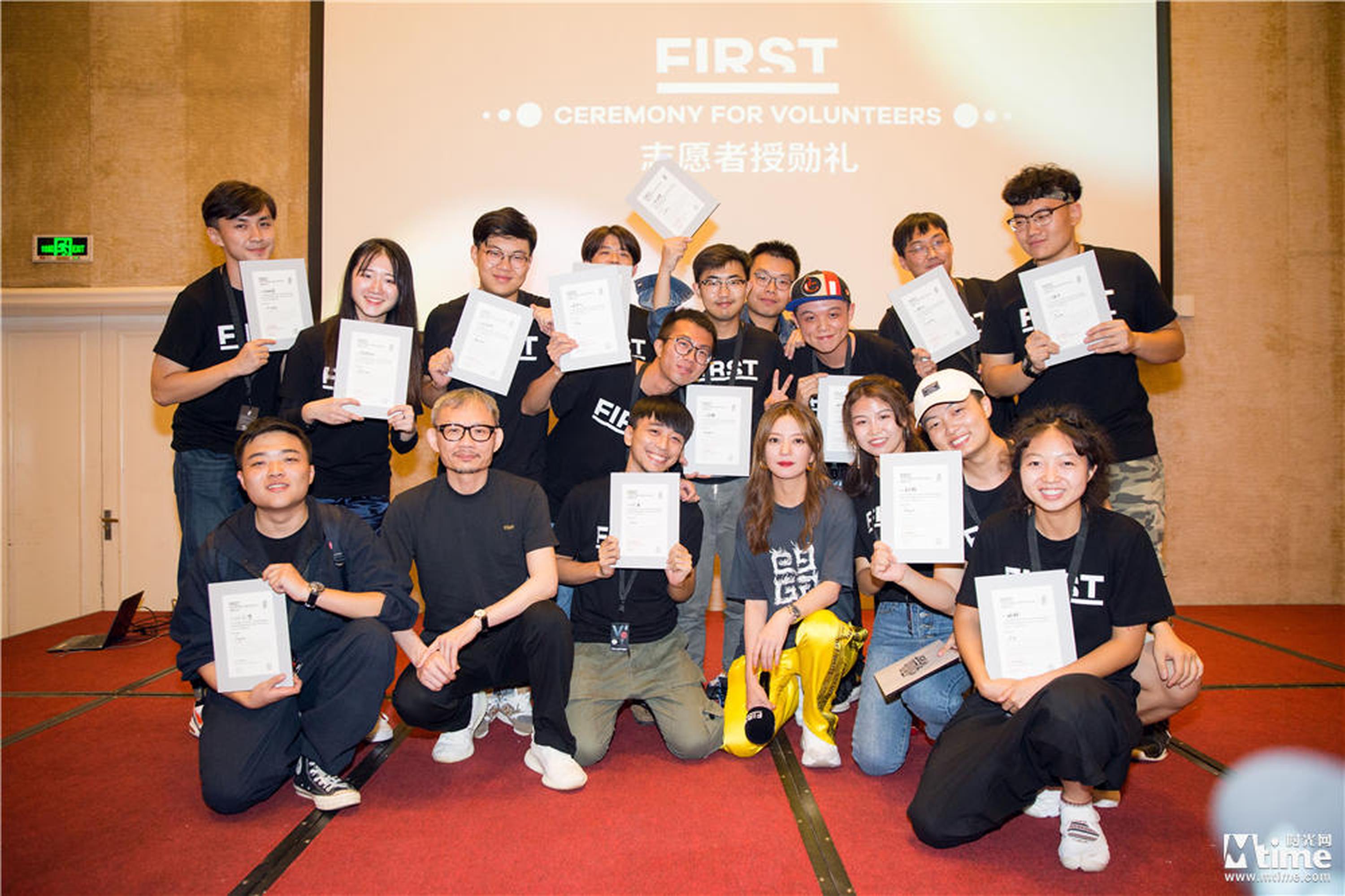 赵薇与FIRST影展志愿者合影