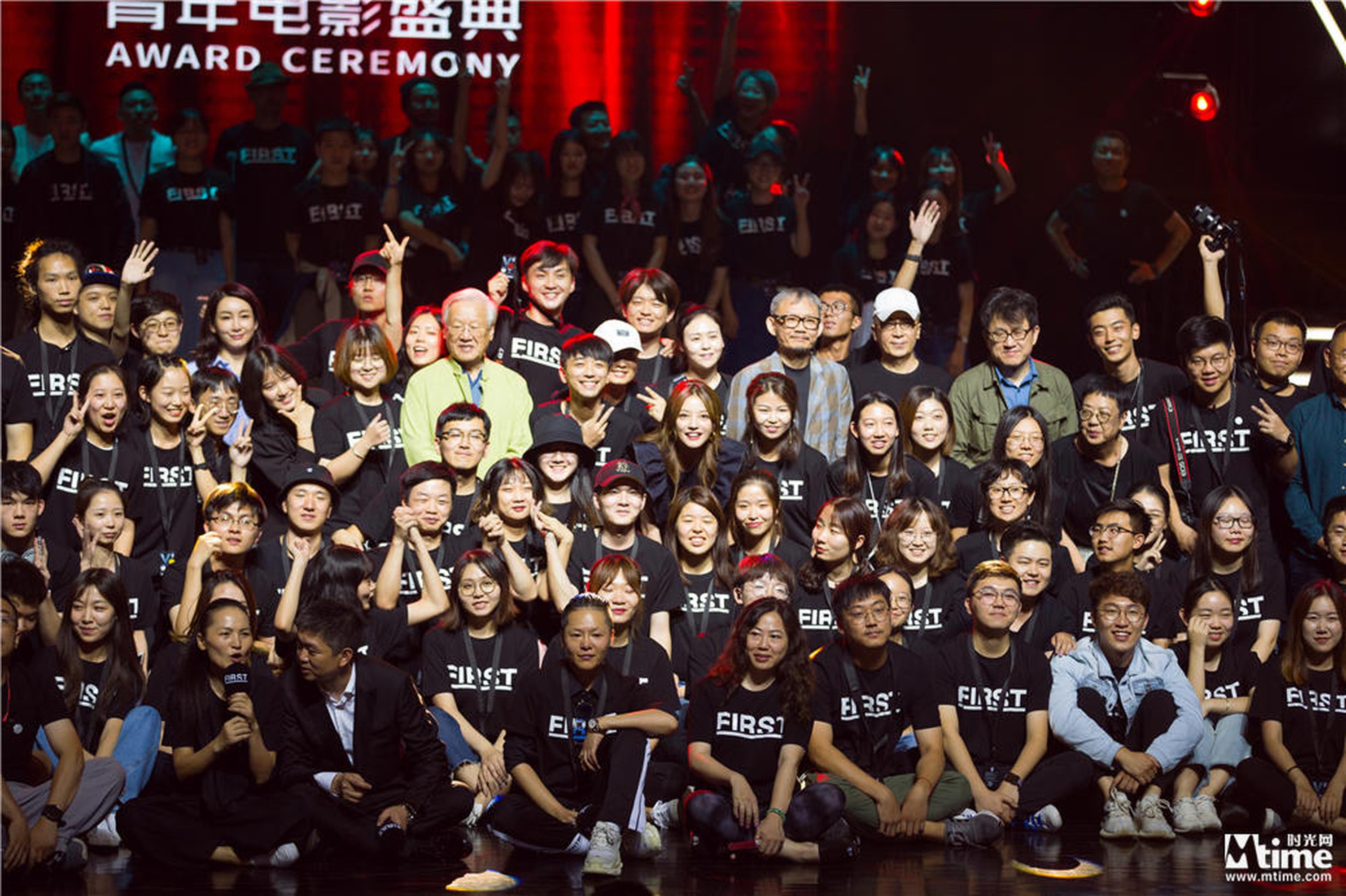 赵薇与FIRST影展幕后人员合影