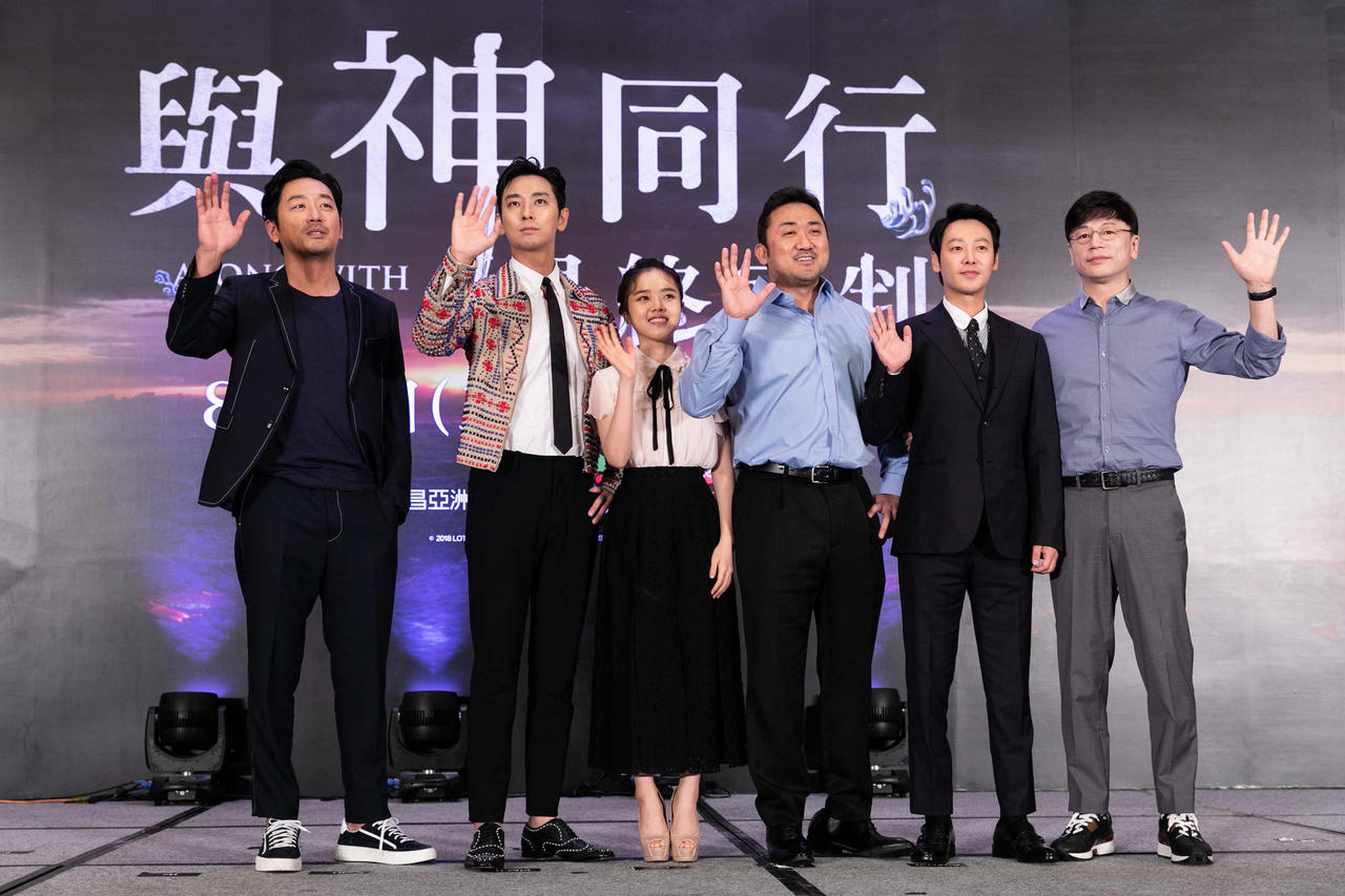 《与神同行2》主创合影
