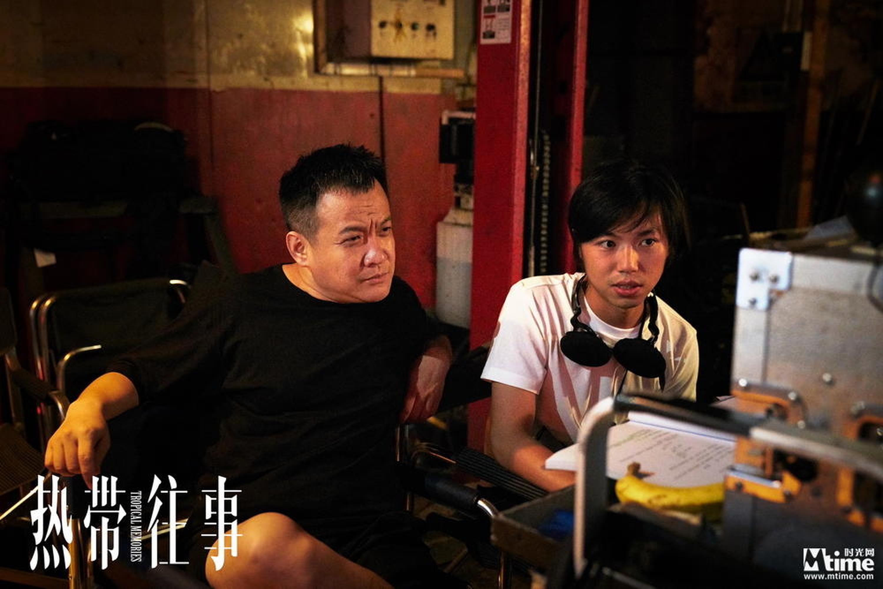 监制宁浩与导演温仕培现场沟通影片拍摄细节