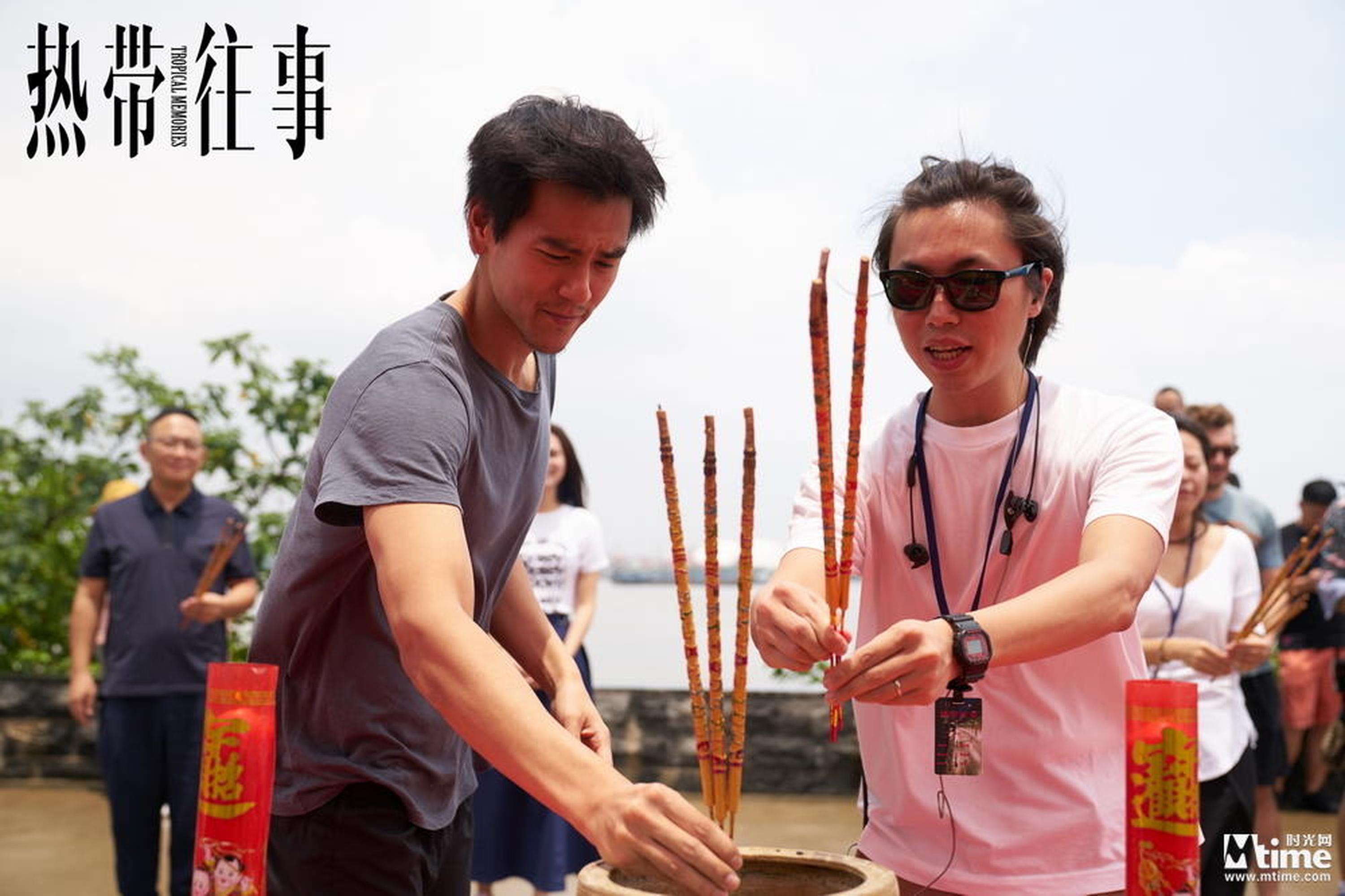 电影《热带往事》开机导演温仕培、主演彭于晏现场祈福