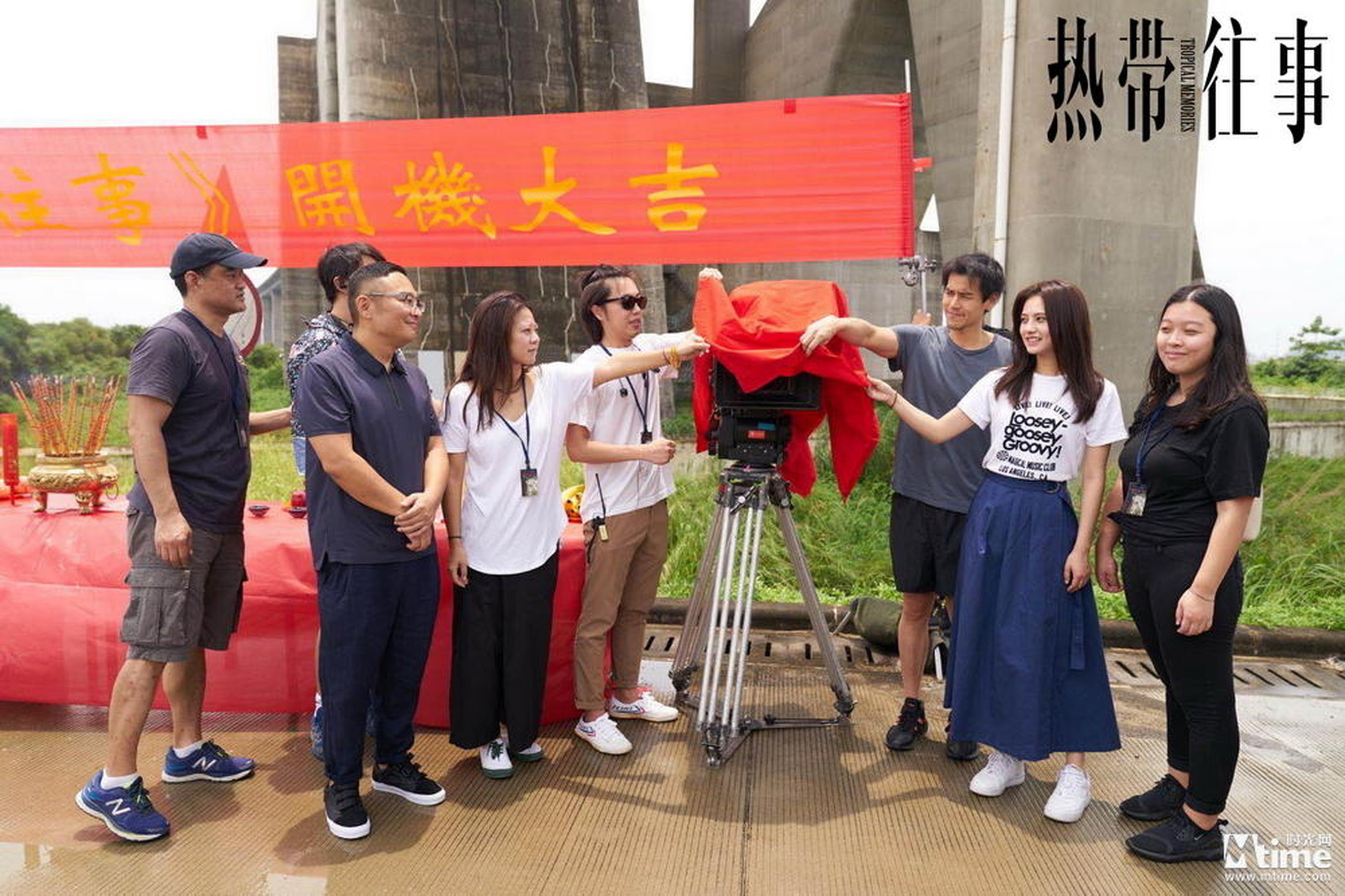 导演温仕培与众主创开机揭幕