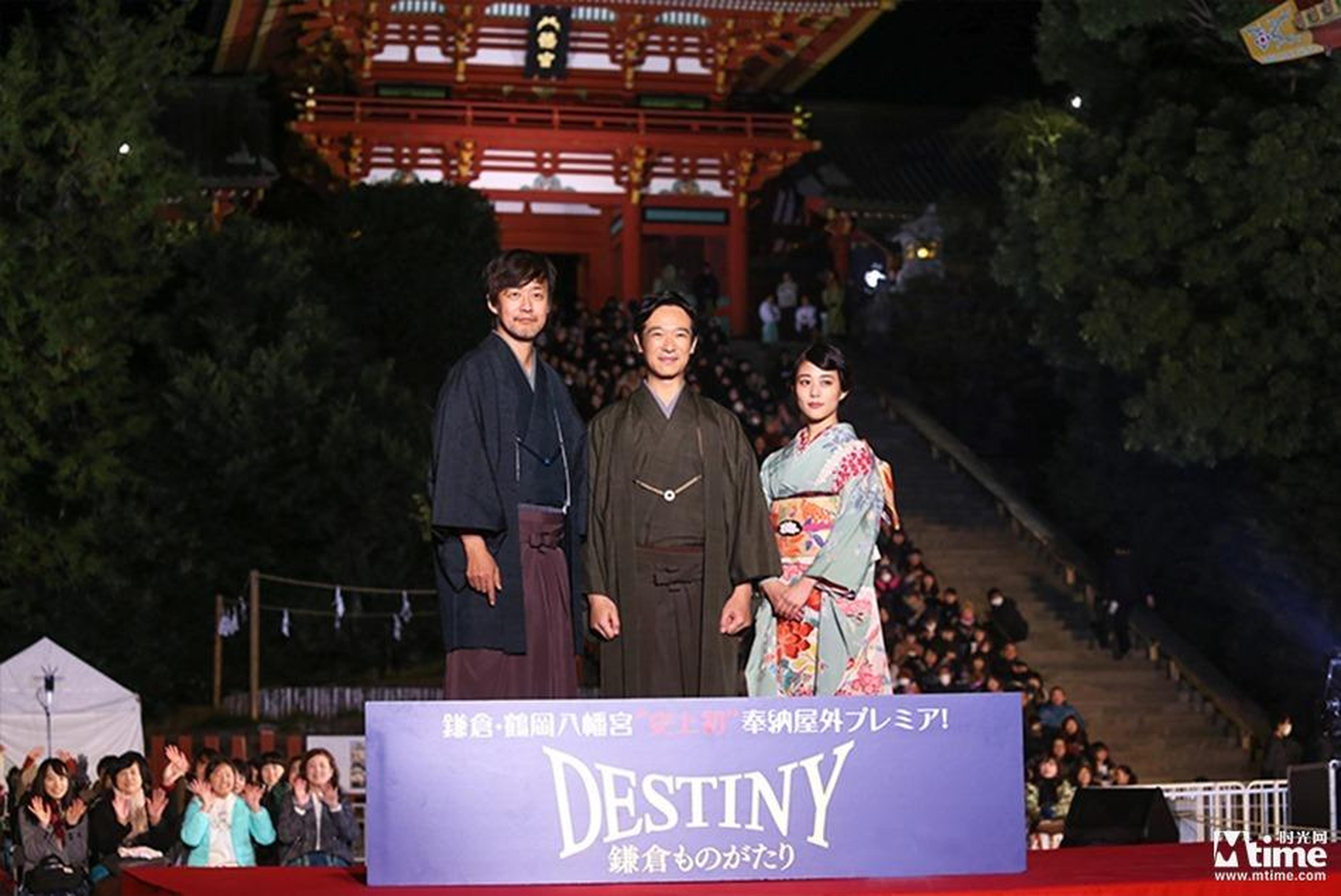导演山崎贵携堺雅人高畑充希现身镰仓鹤岗八幡宫