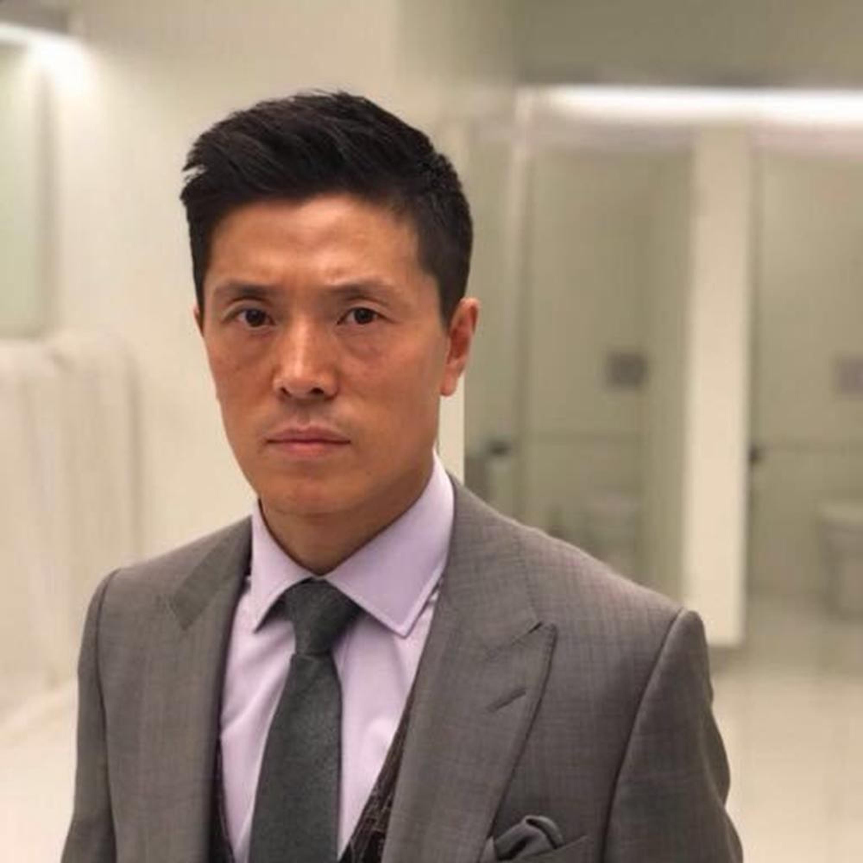 华裔小哥杨亮帅气亮相